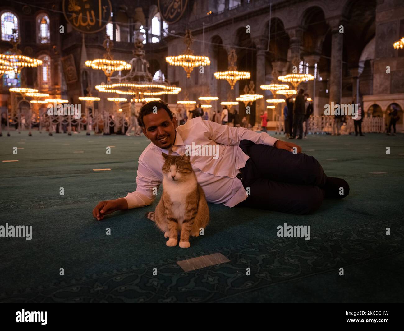 Die Katzen in der Großen Hagia Sophia Moschee in Istanbul, Türkei, ziehen am 23. April 2021 die Aufmerksamkeit der Besucher auf sich. Touristen, die von der Ausgangssperre ausgeschlossen sind, besuchen den historischen Ort, führen ihre Gebete durch und fotografieren die Katzen in der Moschee. (Foto von Erhan Demirtas/NurPhoto) Stockfoto