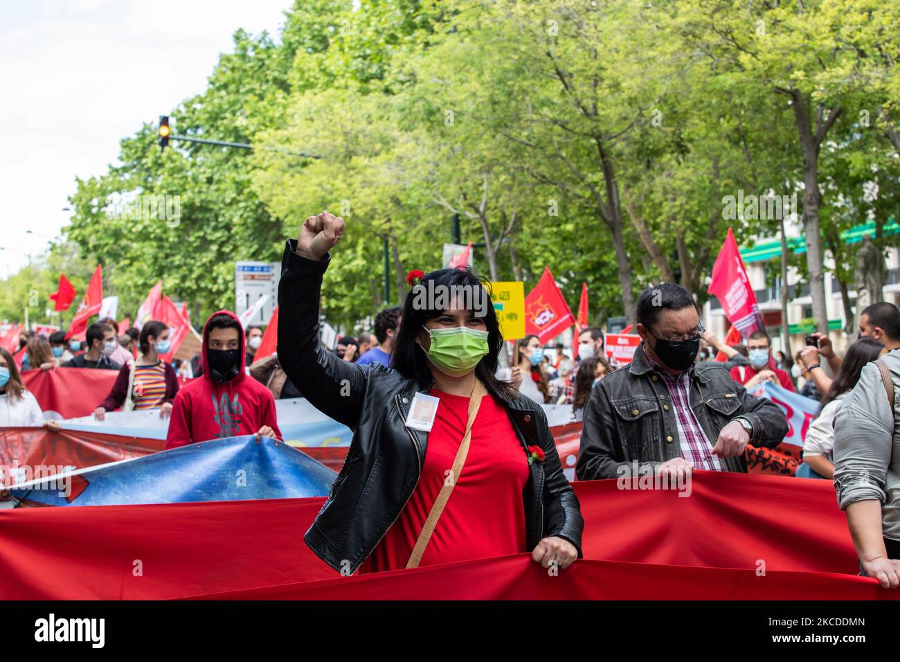 Am 25. April 2021 marschieren Menschen mit roten Nelken und der portugiesischen Flagge zum Gedenken an den Jahrestag der portugiesischen Revolution in Lissabon, Portugal. Portugal feiert ein weiteres Jahr auf der Straße über die Aprilrevolution, die die Diktatur am 25. April 1974 beendete. (Foto von Nuno Cruz/NurPhoto) Stockfoto
