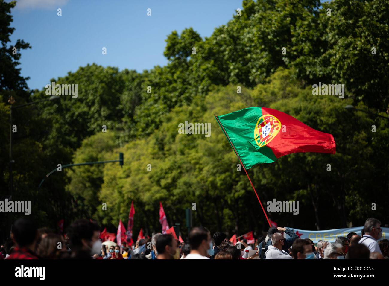 Am 25. April 2021 marschieren Menschen mit roten Nelken und der portugiesischen Flagge zum Gedenken an den Jahrestag der portugiesischen Revolution in Lissabon, Portugal. Portugal feiert ein weiteres Jahr auf der Straße über die Aprilrevolution, die die Diktatur am 25. April 1974 beendete. (Foto von Nuno Cruz/NurPhoto) Stockfoto
