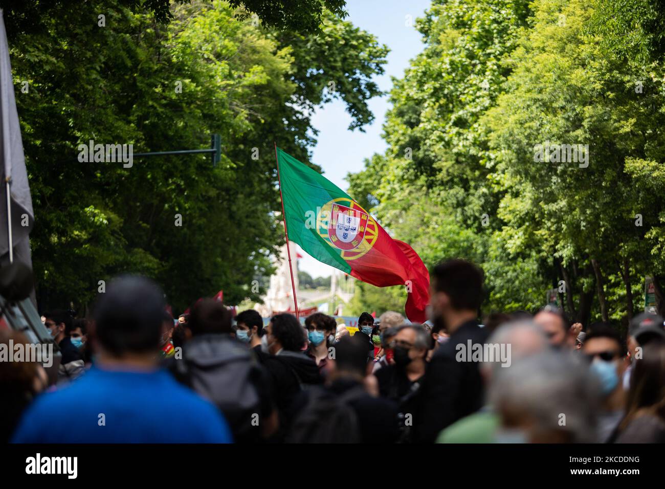 Am 25. April 2021 marschieren Menschen in Lissabon mit der portugiesischen Flagge zum Gedenken an den Jahrestag der portugiesischen Revolution. Portugal feiert ein weiteres Jahr auf der Straße über die Aprilrevolution, die die Diktatur am 25. April 1974 beendete. (Foto von Nuno Cruz/NurPhoto) Stockfoto