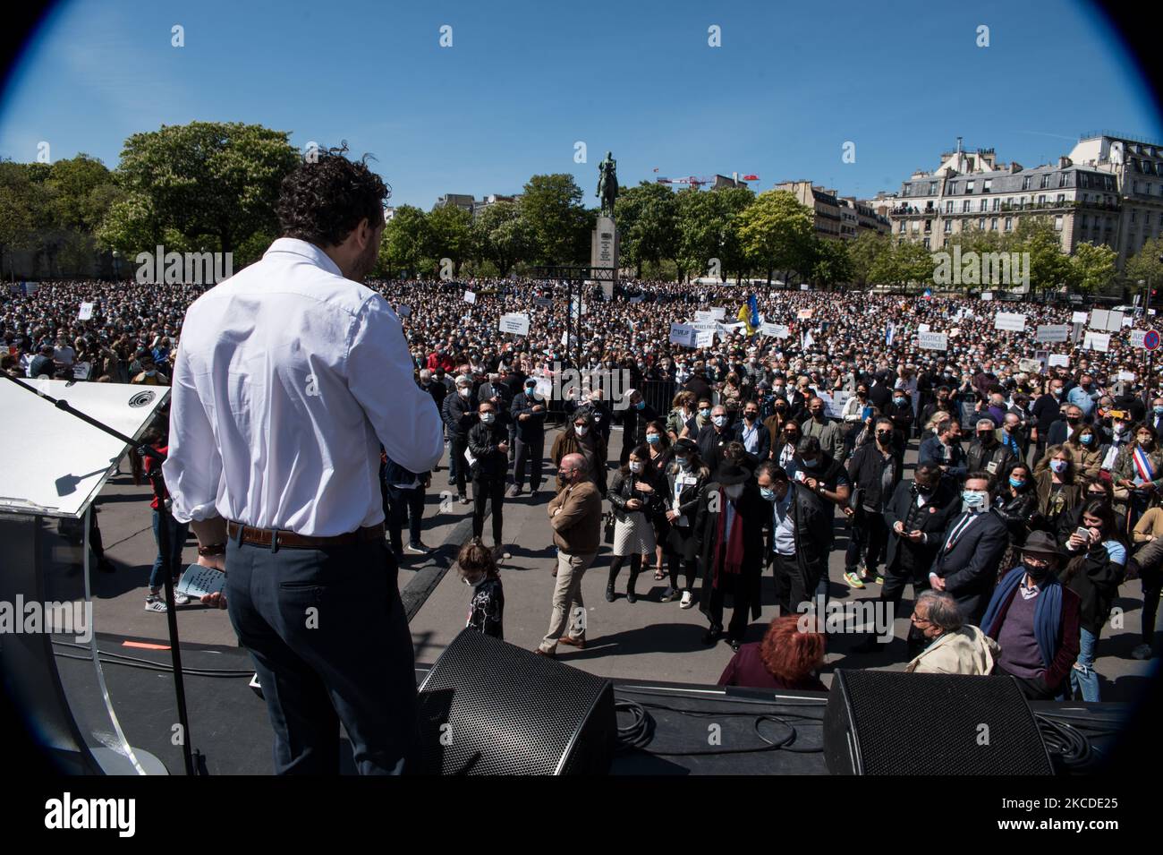 Mehr als 20.000 Menschen nahmen am 25. April 2021 an der Demonstration zum Gedenken an Sarah Halimi auf dem Trocadero-Platz in Paris Teil. (Foto von Andrea Savorani Neri/NurPhoto) Stockfoto