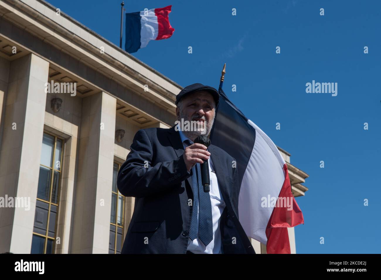 William Attal, der Bruder von Sarah Halimi, spricht auf der Bühne der großen Demonstration auf dem Trocadero-Platz zum Gedenken an seine Schwester, Er wurde 2017 von einem Mann getötet, der laut französischer Justiz nicht strafrechtlich verantwortlich ist, da er zum Zeitpunkt des Mordes unter Drogeneinfluss stand. Am 25. April 2021 in Paris. (Foto von Andrea Savorani Neri/NurPhoto) Stockfoto
