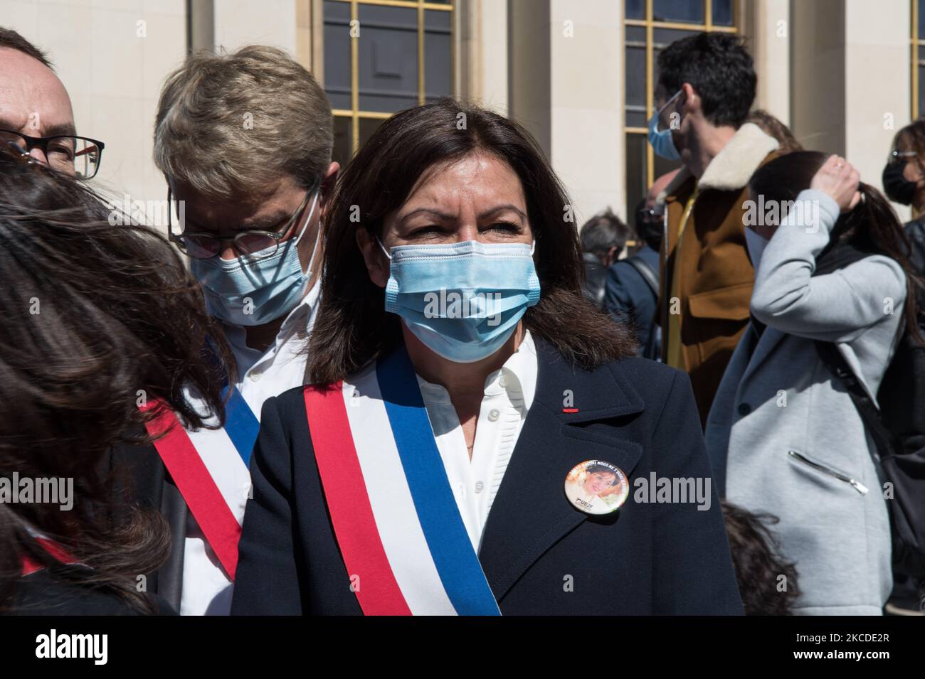 Die Pariser Bürgermeisterin Anne Hidalgo nimmt an der großen Demonstration Teil, um Gerechtigkeit für Sarah Halimi zu fordern, die 2017 mit dem Motiv des Antisemitismus getötet wurde und am 25. April 2021 auf dem Trocadero in Paris stattfand. (Foto von Andrea Savorani Neri/NurPhoto) Stockfoto