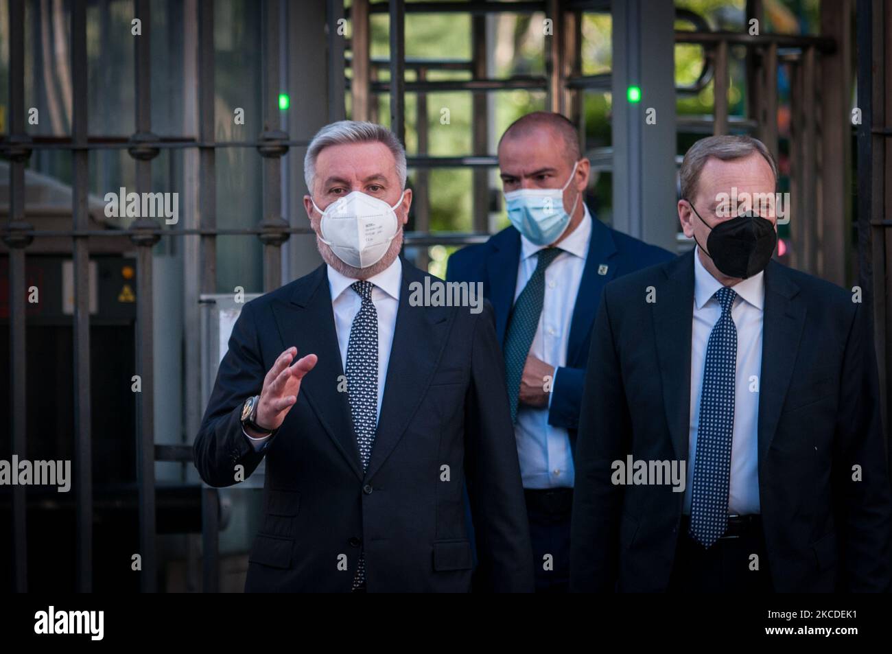 Der italienische Verteidigungsminister Lorenzo Guerini nimmt an der Feier des 76.. Jahrestages der Befreiung Italiens vom Nazi-Faschismus Teil. Die Jüdische Gemeinde von Rom erinnert an die Gedenktafel, die am 25. April 2021 an den Tempio Maggiore in Rom, Italien, angebracht wurde. (Foto von Andrea Ronchini/NurPhoto) Stockfoto