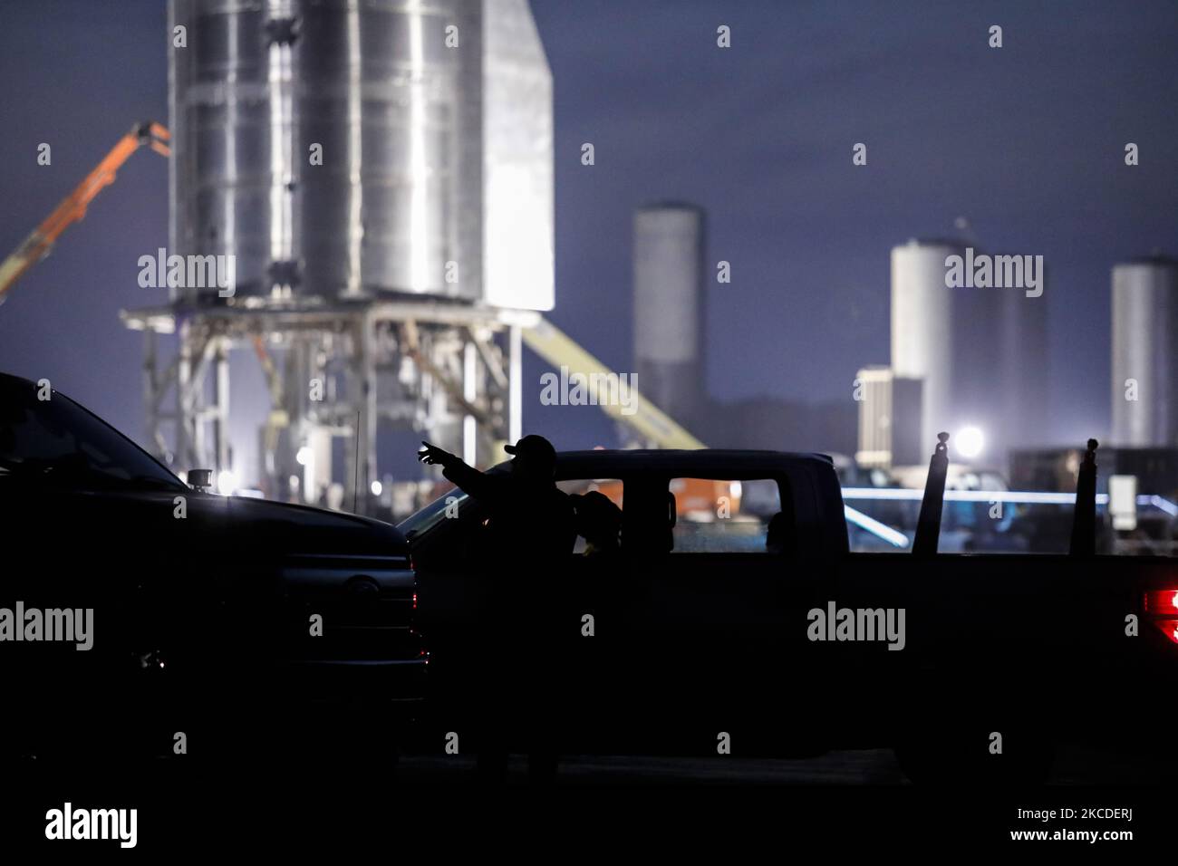 Am Abend des 25.. April 2021 überprüft ein Sicherheitsbeamter die Anmeldeinformationen der Techniker am Eingang zur Starship SN15 Startrampe am Start-Standort von SpaceX in South Texas in Boca Chica, Texas. (Foto von Reginald Mathalone/NurPhoto) Stockfoto