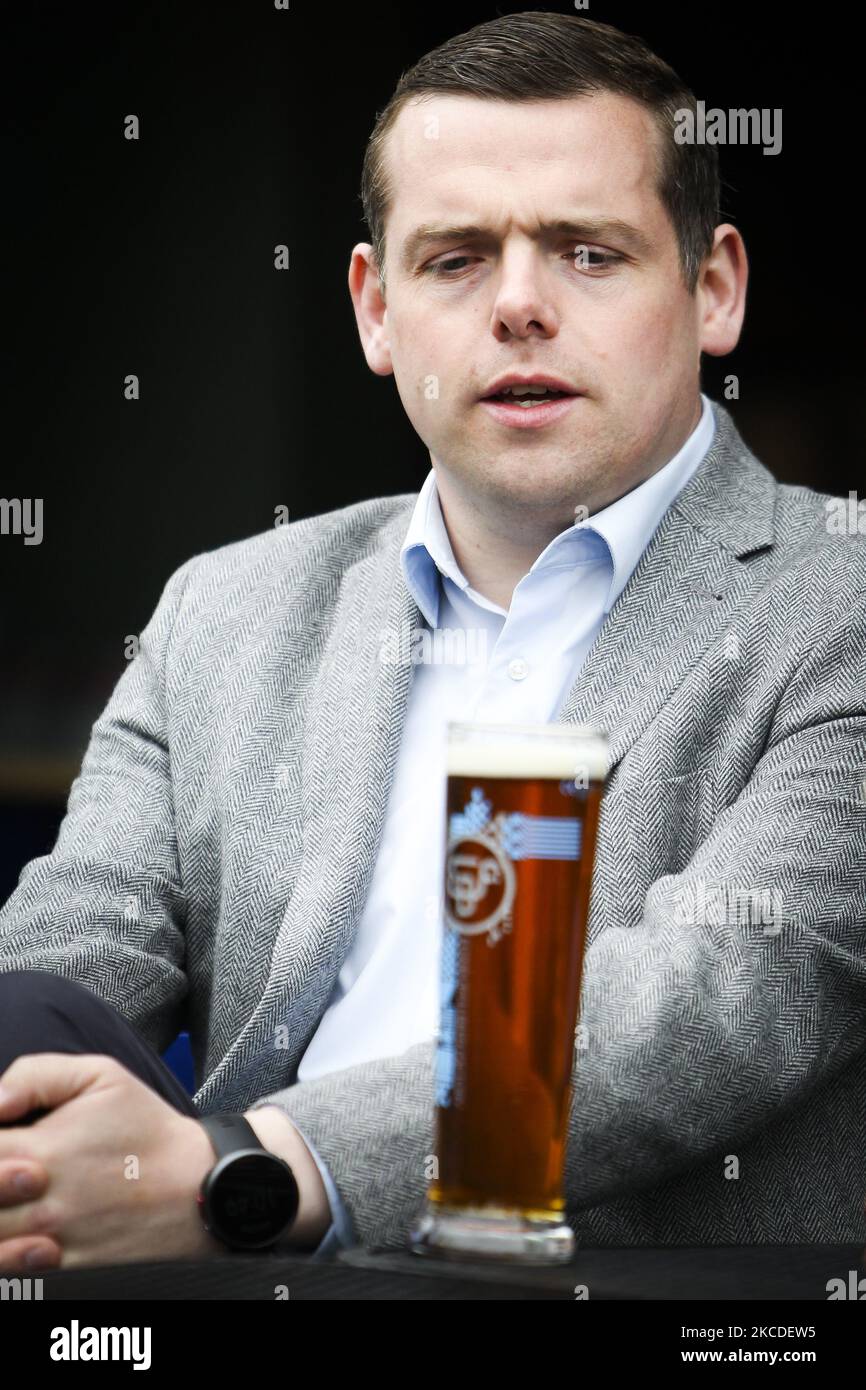 Douglas Ross, der Führer der schottischen Konservativen, trinkt am 26. April 2021 bei einem Besuch in einem Pub in Edinburgh, Schottland, ein Bier. Dieser Besuch kommt, da nicht unbedingt erforderliche Geschäfte und Geschäfte, einschließlich des Gastgewerbes, in Schottland wieder eröffnet werden, da die Lockerungen der Lockerungen der Covid-19-Regeln gelockert werden. (Foto von Ewan Bootman/NurPhoto) Stockfoto