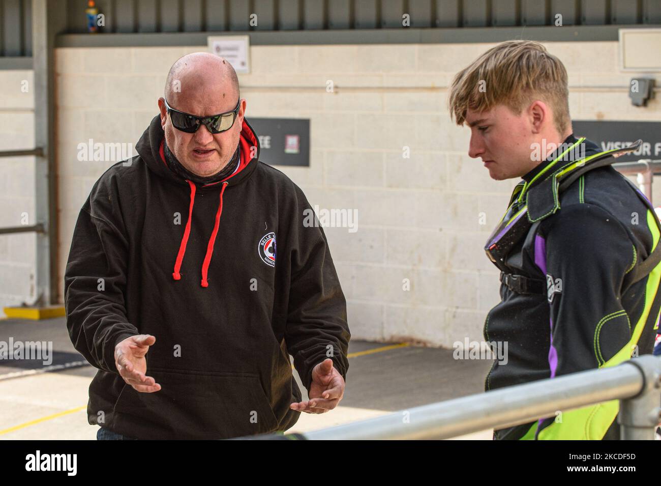 Der Gastlehrer Joe Screen (links) gibt Tom Brennan während des Belle Vue Experience Trainingstages im National Speedway Stadium, Manchester, England, am 25.. April 2021 Ratschläge. (Foto von Ian Charles/MI News/NurPhoto) Stockfoto