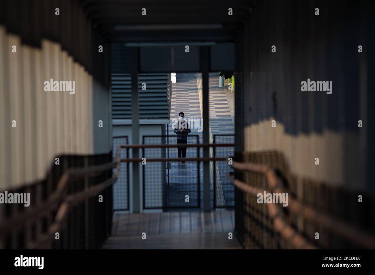 Ein Mann trägt Schutzmasken und läuft am 26. April 2021 im Geschäftsviertel von Jakarta. Die Regierung der Provinz Jakarta hat die Öffentlichkeit aufgefordert, wachsam gegen die Übertragung von COVID-19 an den Arbeitsplätzen zu bleiben, da die Zahl der Beschäftigten, die dem Virus aus dem Büroverbund ausgesetzt waren, im April zugenommen hat. Die Zahl der aktiven Fälle aus dem Bürocluster erreichte am 12. Und 18. April 425 von 177 Arbeitsplätzen. Die meisten der gefundenen positiven Fälle waren von Arbeitsplätzen, die Impfungen erhalten haben. (Foto von Afriadi Hikmal/NurPhoto) Stockfoto