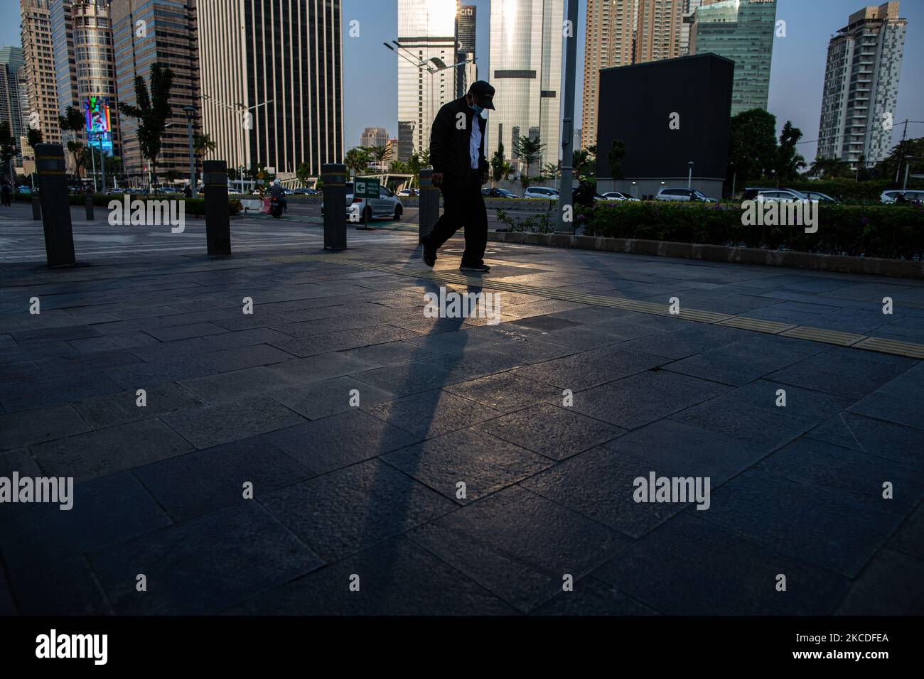 Ein Mann trägt Schutzmasken und läuft am 26. April 2021 im Geschäftsviertel von Jakarta. Die Regierung der Provinz Jakarta hat die Öffentlichkeit aufgefordert, wachsam gegen die Übertragung von COVID-19 an den Arbeitsplätzen zu bleiben, da die Zahl der Beschäftigten, die dem Virus aus dem Büroverbund ausgesetzt waren, im April zugenommen hat. Die Zahl der aktiven Fälle aus dem Bürocluster erreichte am 12. Und 18. April 425 von 177 Arbeitsplätzen. Die meisten der gefundenen positiven Fälle waren von Arbeitsplätzen, die Impfungen erhalten haben. (Foto von Afriadi Hikmal/NurPhoto) Stockfoto