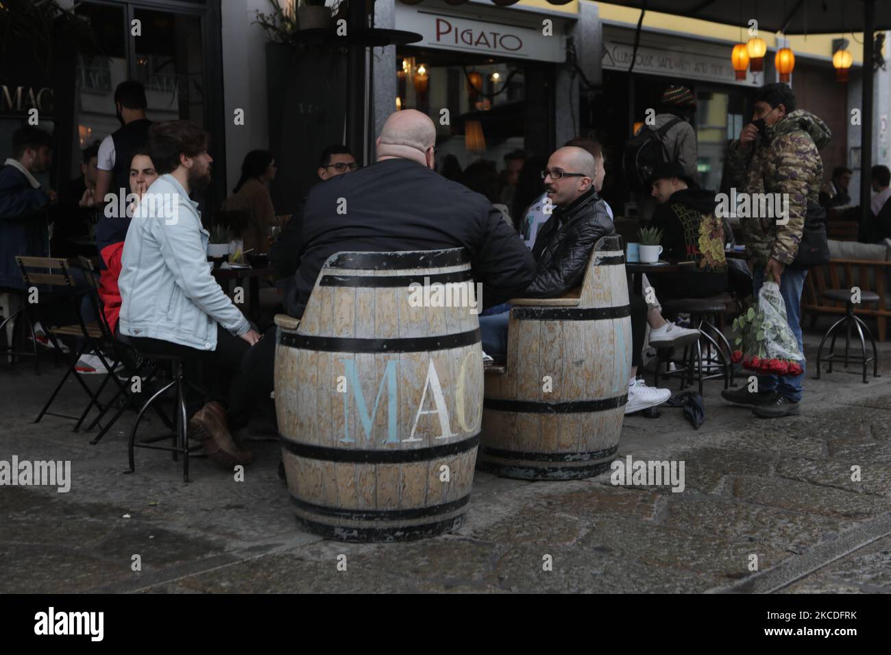 Am 26. April 2021 trinken die Menschen auf einer Barterrasse im Navigli in der Innenstadt von Mailand, Italien, während Bars, Restaurants, Kinos und Konzertsäle teilweise in ganz Italien wiedereröffnet werden, um Unternehmen mit dem Coronavirus-Virus zu unterstützen, während das parlament über den von der EU finanzierten Konjunkturplan der Regierung über 220 Milliarden Euro (266 Milliarden Dollar) debattiert. - Nach monatelangen Stop-Start-Beschränkungen, die zur Bewältigung der zweiten und dritten Covid-19-Welle verhängt wurden, hofft Italien, dass diese jüngste Lockerung den Beginn eines normalen Sommers markieren wird. (Foto von Mairo Cinquetti/NurPhoto) Stockfoto