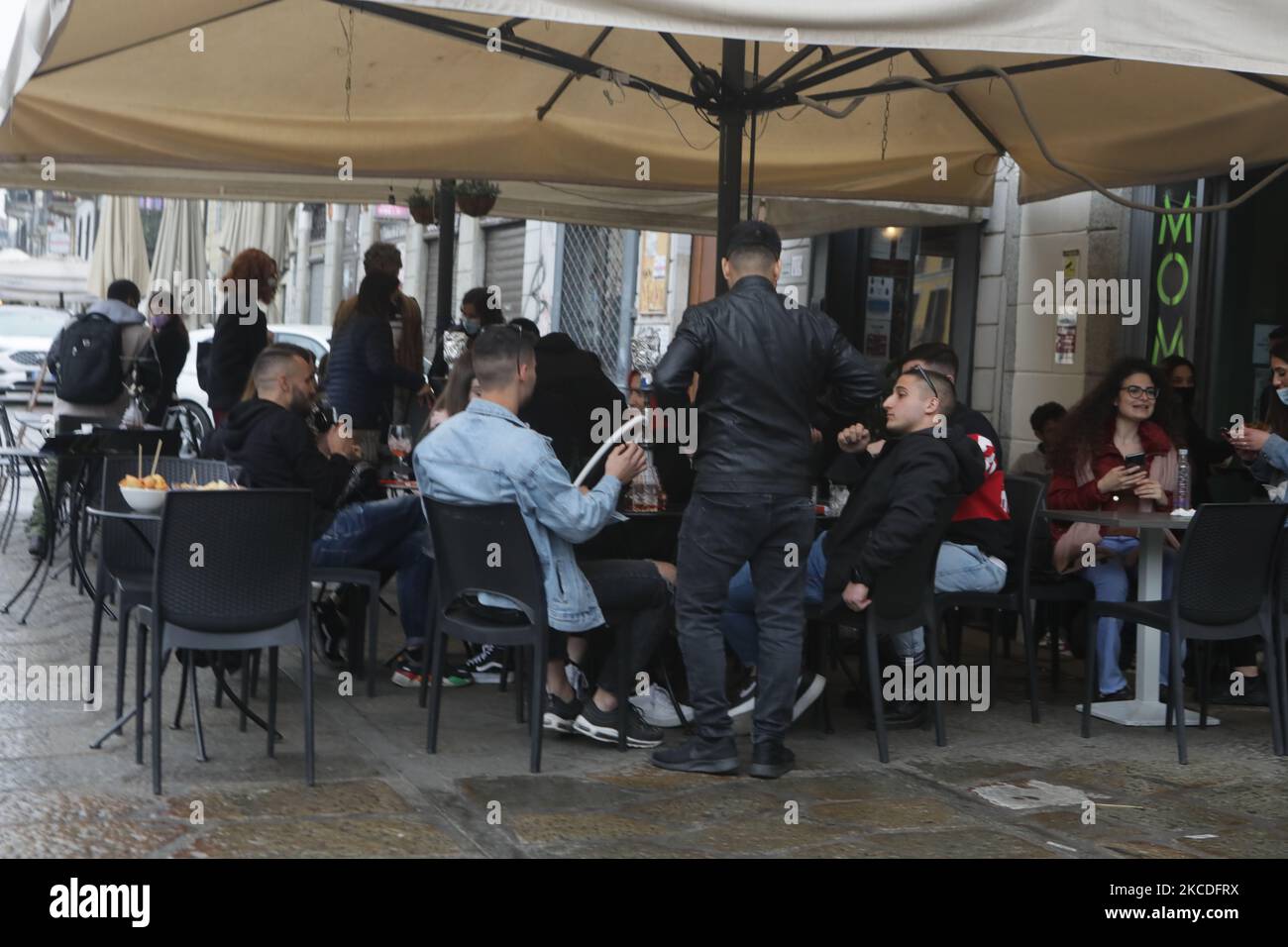 Am 26. April 2021 trinken die Menschen auf einer Barterrasse im Navigli in der Innenstadt von Mailand, Italien, während Bars, Restaurants, Kinos und Konzertsäle teilweise in ganz Italien wiedereröffnet werden, um Unternehmen mit dem Coronavirus-Virus zu unterstützen, während das parlament über den von der EU finanzierten Konjunkturplan der Regierung über 220 Milliarden Euro (266 Milliarden Dollar) debattiert. - Nach monatelangen Stop-Start-Beschränkungen, die zur Bewältigung der zweiten und dritten Covid-19-Welle verhängt wurden, hofft Italien, dass diese jüngste Lockerung den Beginn eines normalen Sommers markieren wird. (Foto von Mairo Cinquetti/NurPhoto) Stockfoto