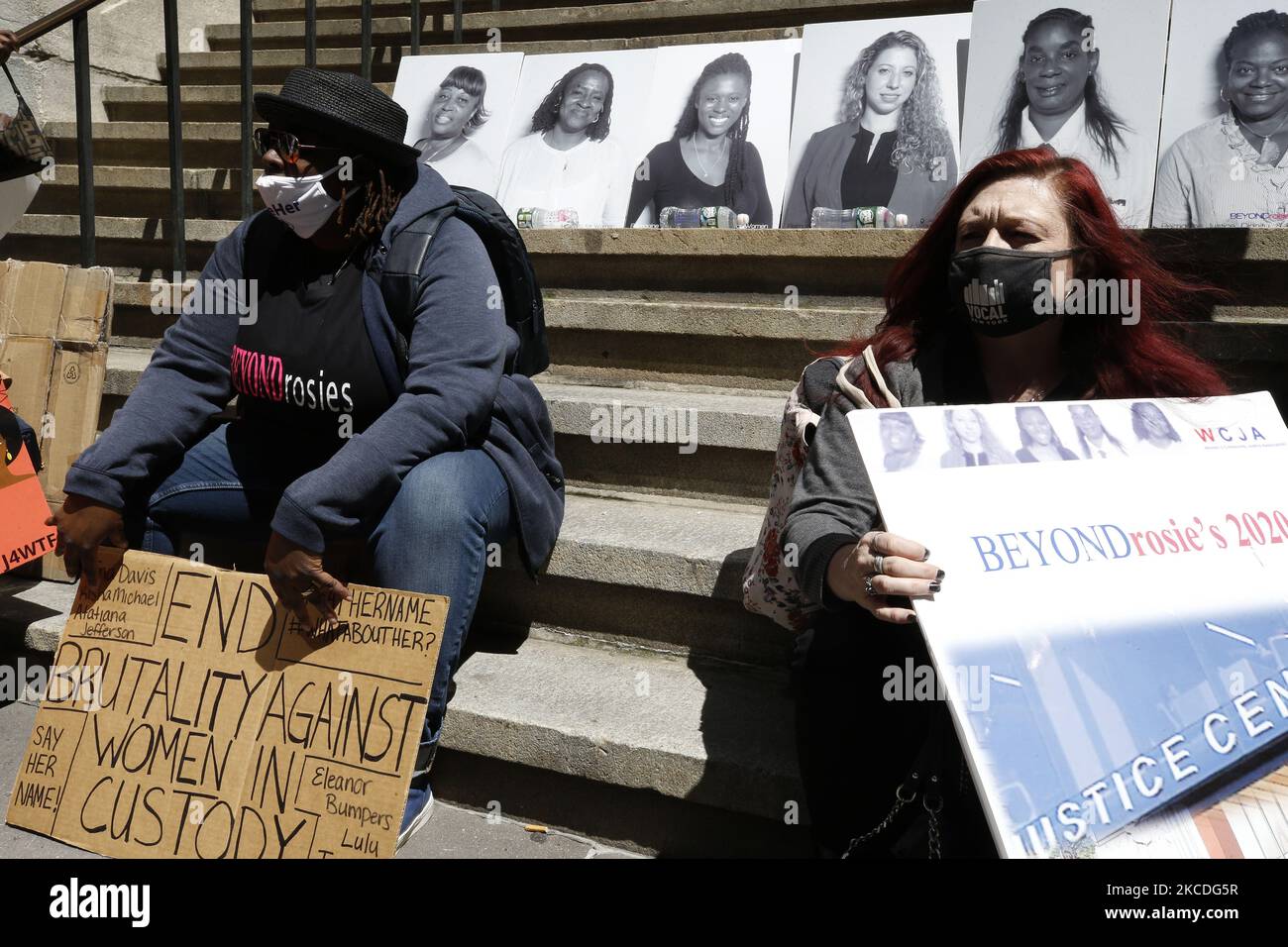 Am 26. April 2021 in New York City, USA, versammeln sich auf den Stufen der Federal Hall Menschen, die Schilder halten, um die Aufmerksamkeit auf die weiblichen Insassen im Gefängnis von Riker’s Island zu lenken. Mitglieder der Women's Community Justice Association sprechen auf der Kundgebung von #WhatAbouther über die abscheulichen Zustände in Rosie’s Place, dem Frauengefängnis auf Riker's Island. (Foto von John Lamparski/NurPhoto) Stockfoto