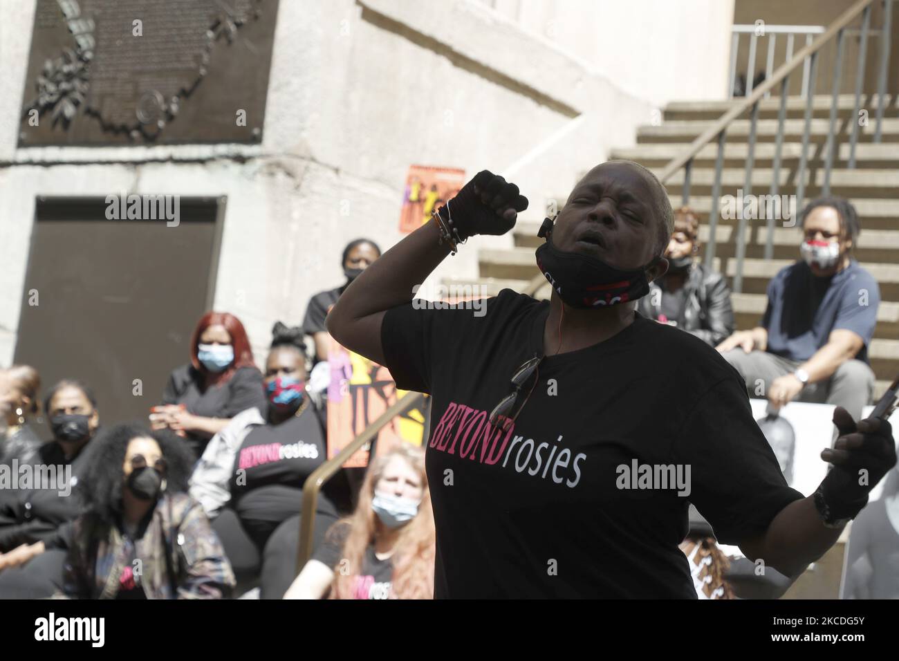 Eine Sprecherin fordert am 26. April 2021 in New York City, USA, bessere Bedingungen für die weiblichen Insassen im Gefängnis von Riker’s Island auf den Stufen der Federal Hall. Mitglieder der Women's Community Justice Association sprechen auf der Kundgebung von #WhatAbouther über die abscheulichen Zustände in Rosie’s Place, dem Frauengefängnis auf Riker's Island. (Foto von John Lamparski/NurPhoto) Stockfoto