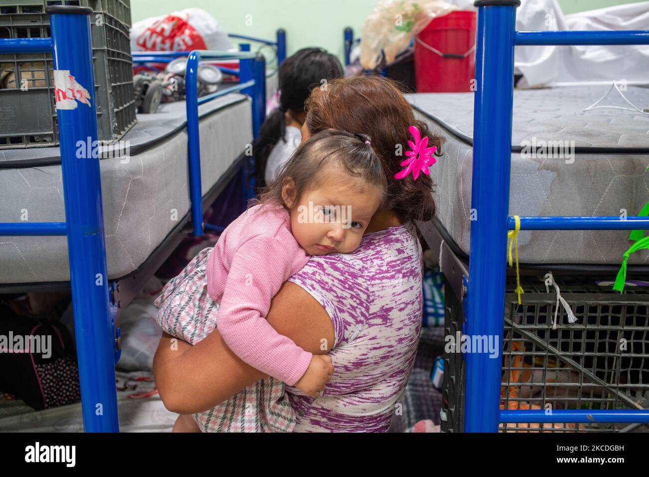 Eine Mutter, die Asyl sucht, hält ihr Kind am 26. April 2021 im Tierheim von Ciudad Juarez Chihuahua, Mexiko, fest. Hunderte von Männern und Frauen, die von ihren Kindern begleitet werden, werden jeden Tag von der internationalen Brücke Paso del Norte in Ciudad Juarez deportiert und in die Unterkünfte der Stadt gebracht, wo sie auf den Antrag auf politisches Asyl in den Vereinigten Staaten warten. (Foto von David Peinado/NurPhoto) Stockfoto