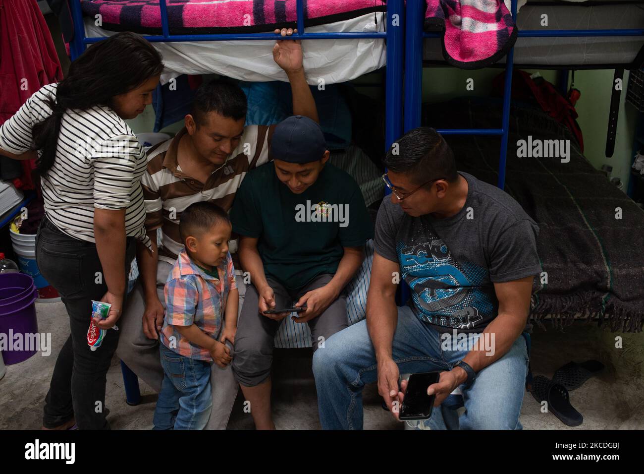 Migrantenkinder spielen am 26. April 2021 im Innenhof des Tierheims von Ciudad Juarez Chihuahua, Mexiko. Hunderte von Männern und Frauen, die von ihren Kindern begleitet werden, werden jeden Tag von der internationalen Brücke Paso del Norte in Ciudad Juarez deportiert und in die Unterkünfte der Stadt gebracht, wo sie auf den Antrag auf politisches Asyl in den Vereinigten Staaten warten. (Foto von David Peinado/NurPhoto) Stockfoto
