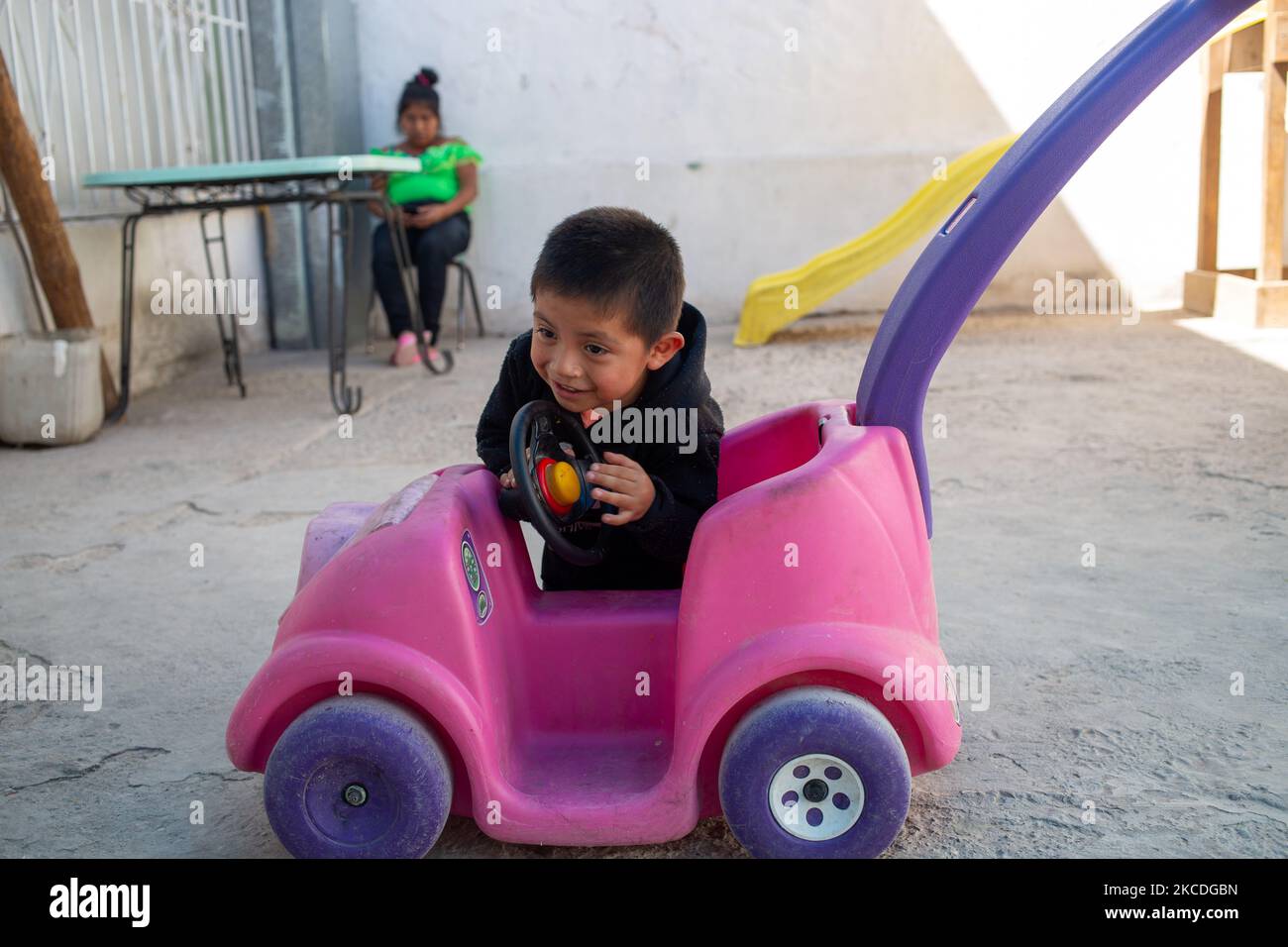 Migrantenkinder spielen am 26. April 2021 im Innenhof des Tierheims von Ciudad Juarez Chihuahua, Mexiko. Hunderte von Männern und Frauen, die von ihren Kindern begleitet werden, werden jeden Tag von der internationalen Brücke Paso del Norte in Ciudad Juarez deportiert und in die Unterkünfte der Stadt gebracht, wo sie auf den Antrag auf politisches Asyl in den Vereinigten Staaten warten. (Foto von David Peinado/NurPhoto) Stockfoto