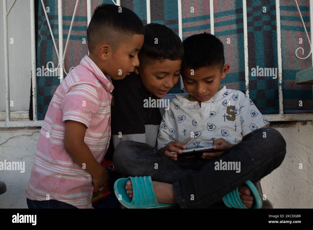 Migrantenkinder spielen am 26. April 2021 im Innenhof des Tierheims von Ciudad Juarez Chihuahua, Mexiko. Hunderte von Männern und Frauen, die von ihren Kindern begleitet werden, werden jeden Tag von der internationalen Brücke Paso del Norte in Ciudad Juarez deportiert und in die Unterkünfte der Stadt gebracht, wo sie auf den Antrag auf politisches Asyl in den Vereinigten Staaten warten. (Foto von David Peinado/NurPhoto) Stockfoto