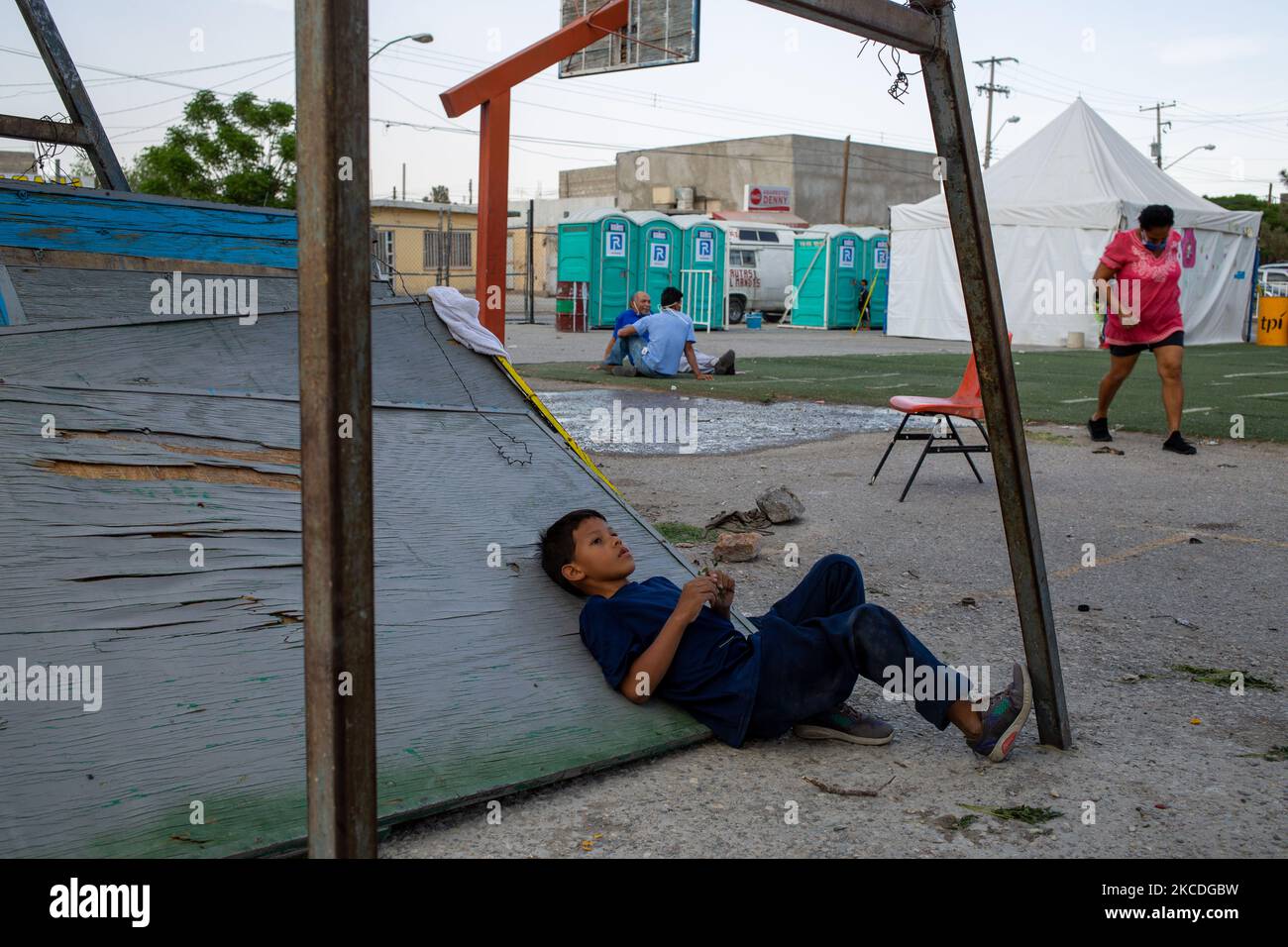 Migrantenkinder spielen am 26. April 2021 im Innenhof des Tierheims von Ciudad Juarez Chihuahua, Mexiko. Hunderte von Männern und Frauen, die von ihren Kindern begleitet werden, werden jeden Tag von der internationalen Brücke Paso del Norte in Ciudad Juarez deportiert und in die Unterkünfte der Stadt gebracht, wo sie auf den Antrag auf politisches Asyl in den Vereinigten Staaten warten. (Foto von David Peinado/NurPhoto) Stockfoto