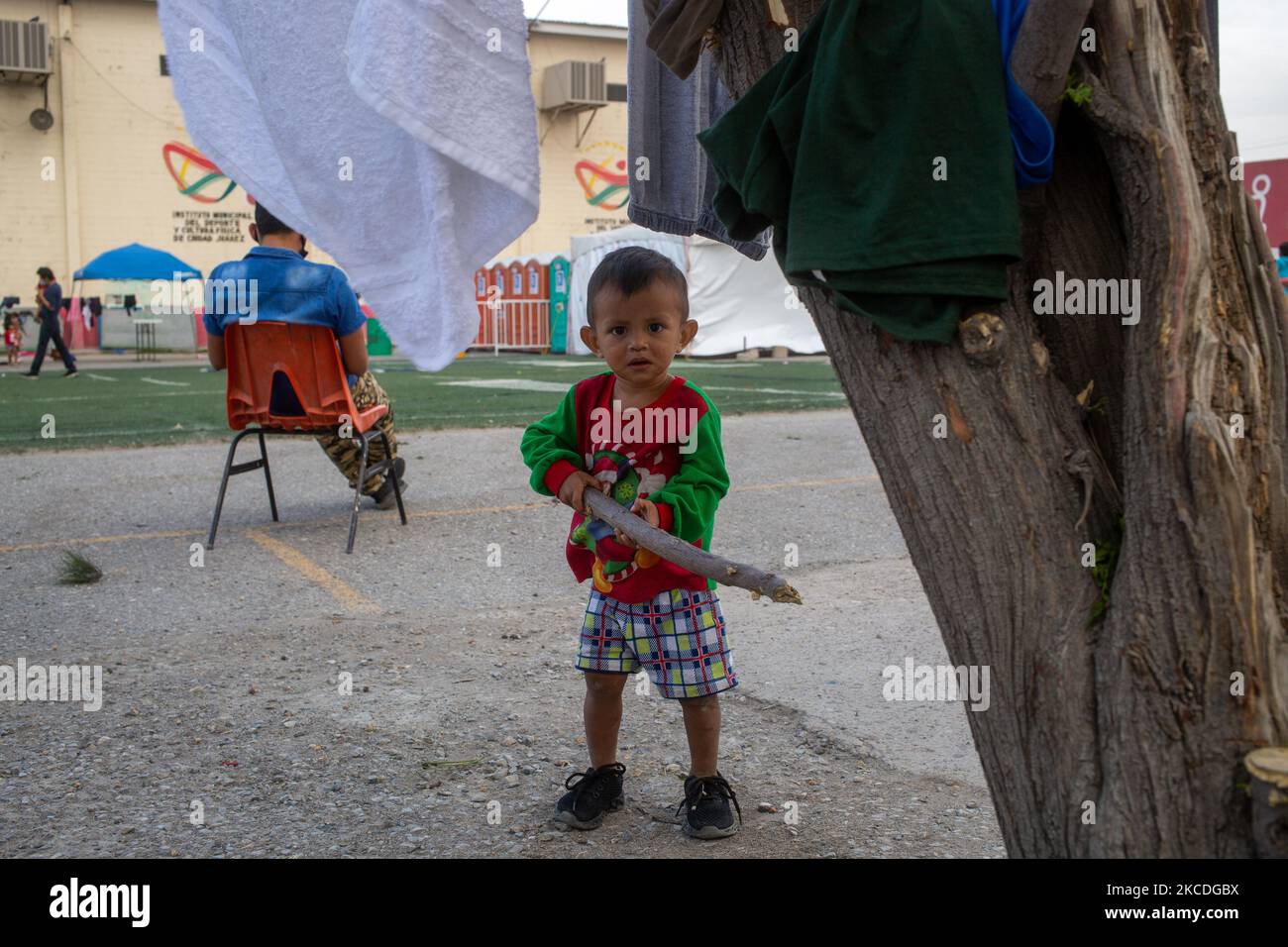 Migrantenkinder spielen am 26. April 2021 im Innenhof des Tierheims von Ciudad Juarez Chihuahua, Mexiko. Hunderte von Männern und Frauen, die von ihren Kindern begleitet werden, werden jeden Tag von der internationalen Brücke Paso del Norte in Ciudad Juarez deportiert und in die Unterkünfte der Stadt gebracht, wo sie auf den Antrag auf politisches Asyl in den Vereinigten Staaten warten. (Foto von David Peinado/NurPhoto) Stockfoto