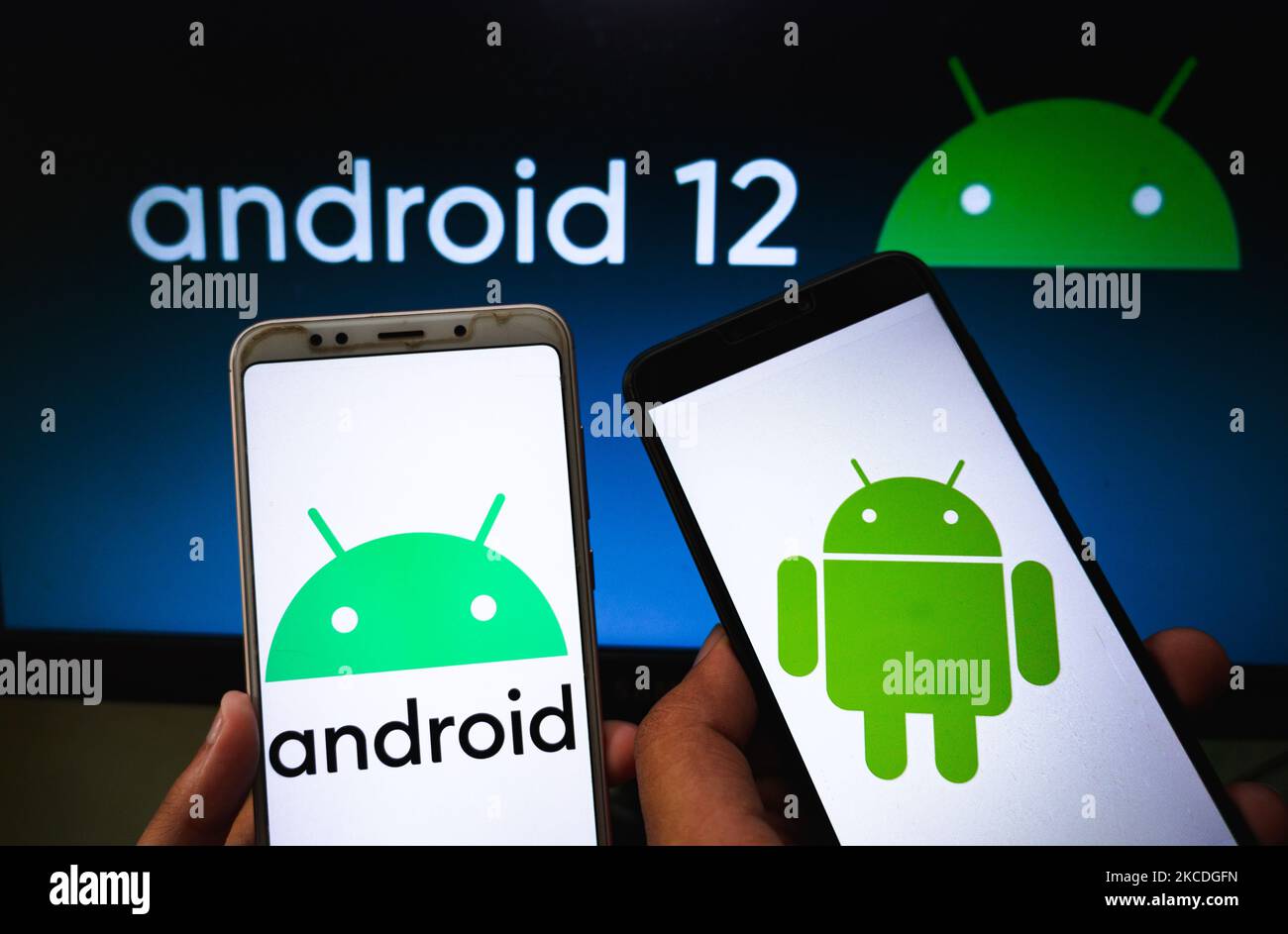 Das Android-Logo wird auf einem Telefonbildschirm in diesem Bild angezeigt, das am 27. April 2021 in Tehatta, Westbengalen, Indien, aufgenommen wurde. Google hat die neueste Iteration von Android angekündigt, Android 12. Zwei Preview-Versionen von Android 12 wurden bereits mit einem dritten veröffentlicht wahrscheinlich bald gestartet werden. Android 12 Update wird auch die Effizienz bei der Video-und Bildkomprimierung, die beim Speichern von Daten hilft erhöhen. (Foto von Soumyabrata Roy/NurPhoto) Stockfoto
