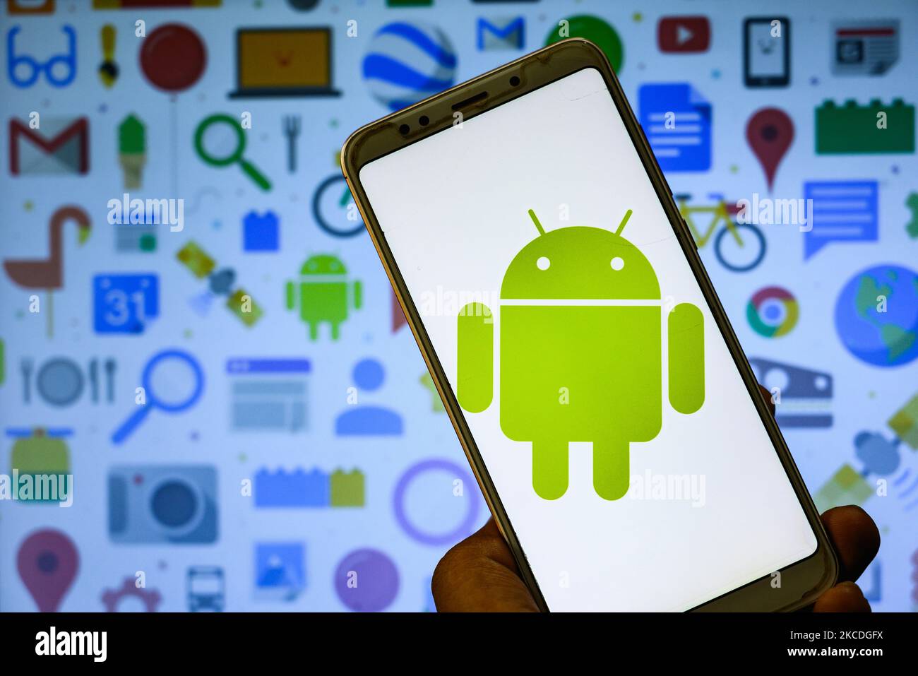 Das Android-Logo wird auf einem Telefonbildschirm in diesem Bild angezeigt, das am 27. April 2021 in Tehatta, Westbengalen, Indien, aufgenommen wurde. Google hat die neueste Iteration von Android angekündigt, Android 12. Zwei Preview-Versionen von Android 12 wurden bereits mit einem dritten veröffentlicht wahrscheinlich bald gestartet werden. Android 12 Update wird auch die Effizienz bei der Video-und Bildkomprimierung, die beim Speichern von Daten hilft erhöhen. (Foto von Soumyabrata Roy/NurPhoto) Stockfoto