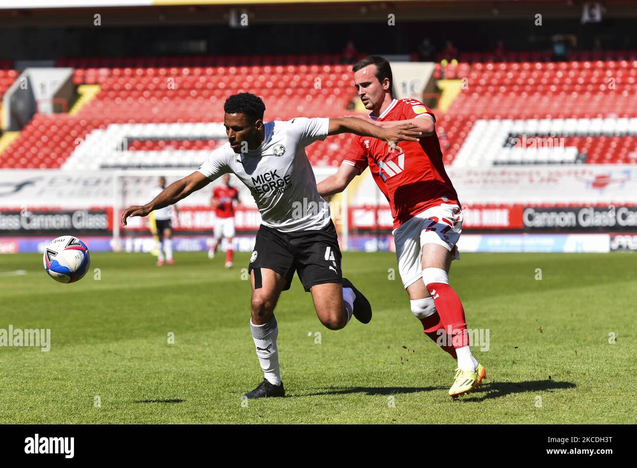 Nathan Thompson von Peterborough kämpft am 24.. April 2021 im Sky Bet League 1-Spiel zwischen Charlton Athletic und Peterborough im Valley, London, England, um den Besitz von Liam Millar von Charlton Athletic. (Foto von Ivan Yordanov/MI News/NurPhoto) Stockfoto