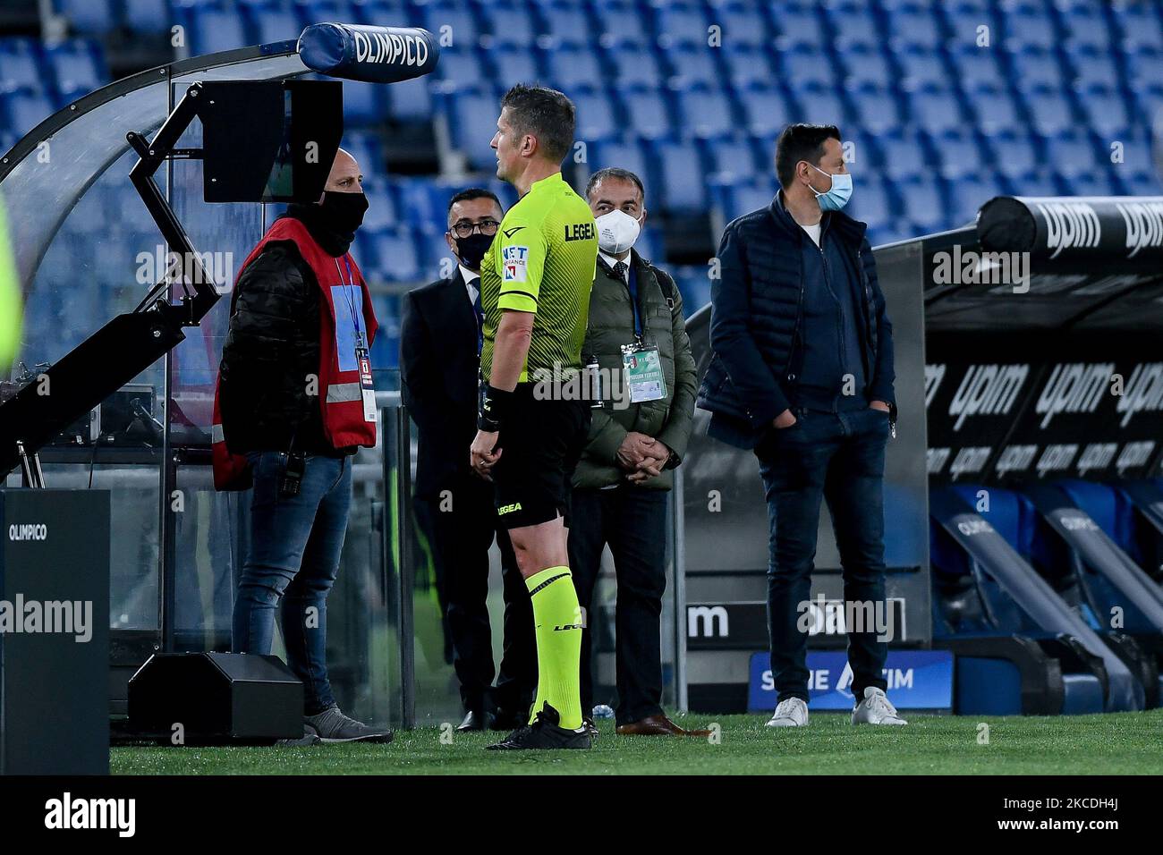 Schiedsrichter Daniele Orsato schaut am 26. April 2021 im Stadio Olimpico, Rom, Italien, auf den VAR-Monitor während des Serie A-Spiels zwischen SS Lazio und AC Mailand. (Foto von Giuseppe Maffia/NurPhoto) Stockfoto