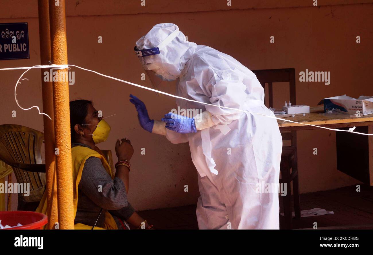 Am 27. April 2021 werden Menschen in einer Apotheke gesehen, die in der Hauptstadt Bhubaneswar des odindischen Staates Odisha einen Tupfer für das Covid-19-Coronavirus geben. (Foto von STR/NurPhoto) Stockfoto