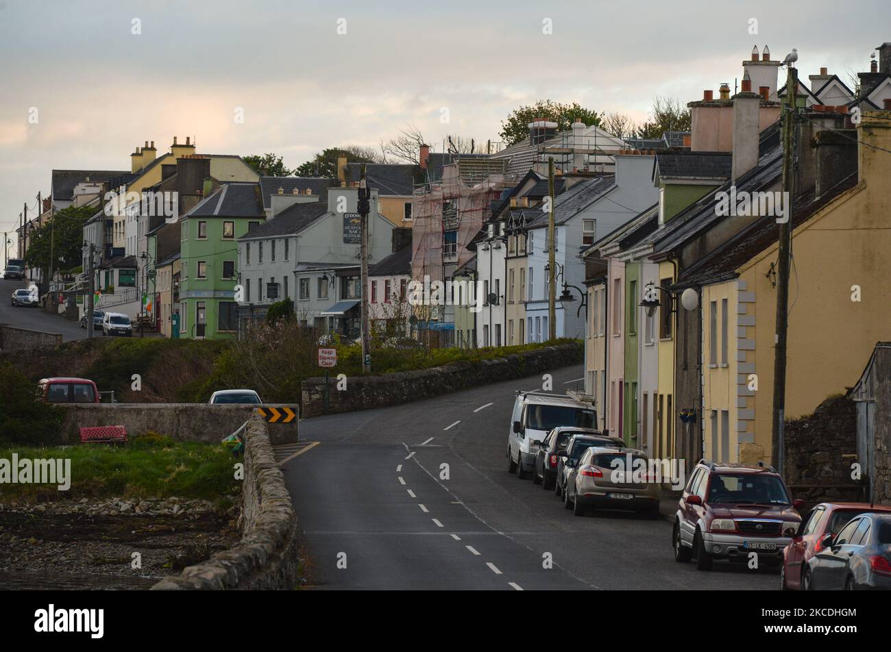 Eine allgemeine Ansicht von Roundstone in der Dämmerung, während der COVID-19-Sperre. Am Dienstag, 27. April 2021, in Roundstone, Connemara, Co. Galway, Irland. (Foto von Artur Widak/NurPhoto) Stockfoto