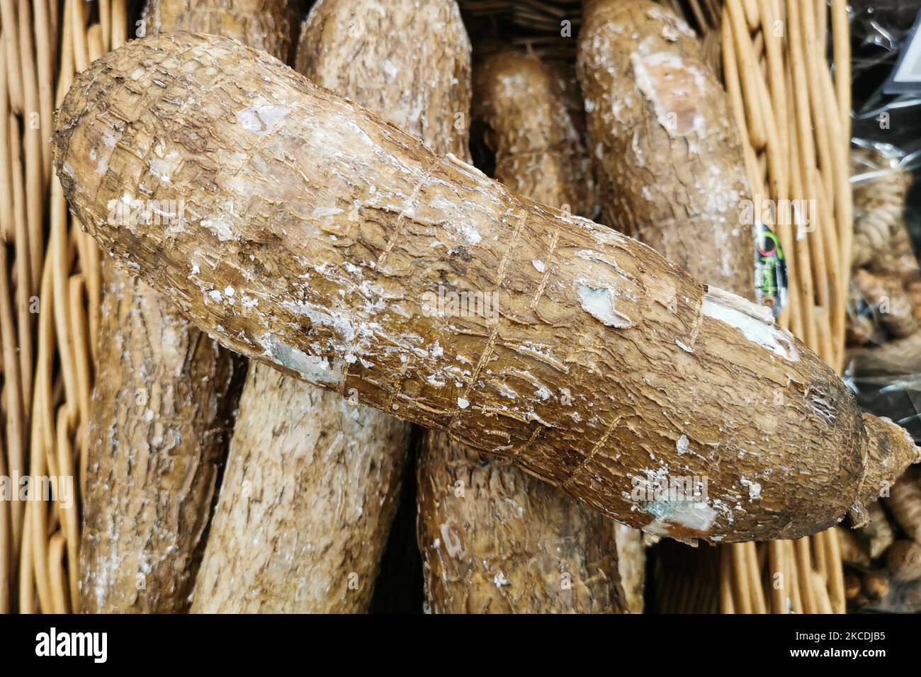 Cassava wurzelt am 28. April 2021 in einem Supermarkt in Krakau, Polen. (Foto von Beata Zawrzel/NurPhoto) Stockfoto