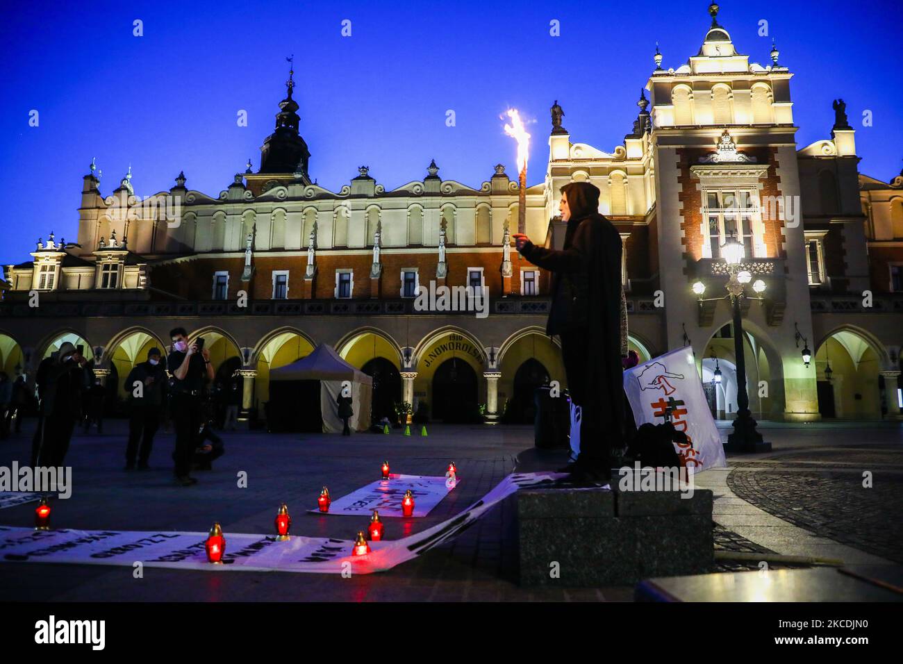 Demonstranten nehmen am 28. April 2021 an der regierungsfeindlichen Demonstration „The List of Shame“ auf dem Hauptplatz in Krakau, Polen, Teil. Der Protest wurde von Mitgliedern der Initiative „No More Silence“ organisiert, die die Namen von polnischen rechtsextremen Politikern, darunter den polnischen Präsidenten Andrzej Duda, Premierminister Mateusz Morawiecki und den regierenden Parteivorsitzenden Jaroslaw Kaczynski, aufzählten und verurteilten. (Foto von Beata Zawrzel/NurPhoto) Stockfoto