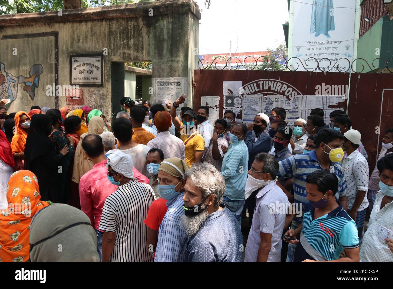 Die Wähler schweifen, halten die soziale Distanz nicht aufrecht und stehen in einer Warteschlange vor einem Wahllokal, um während der Phase der Wahlen zur Versammlung in Westbengalen am 29. April 2021 in Kalkutta, Indien, im Jahr 8. ihre Stimme abzugeben. Die Phase der Wahlen zur Westbengalischen Versammlung 8. 2021 steht vor der Pandemie des Covid-19 Coronavirus. (Foto von Debajyoti Chakraborty/NurPhoto) Stockfoto