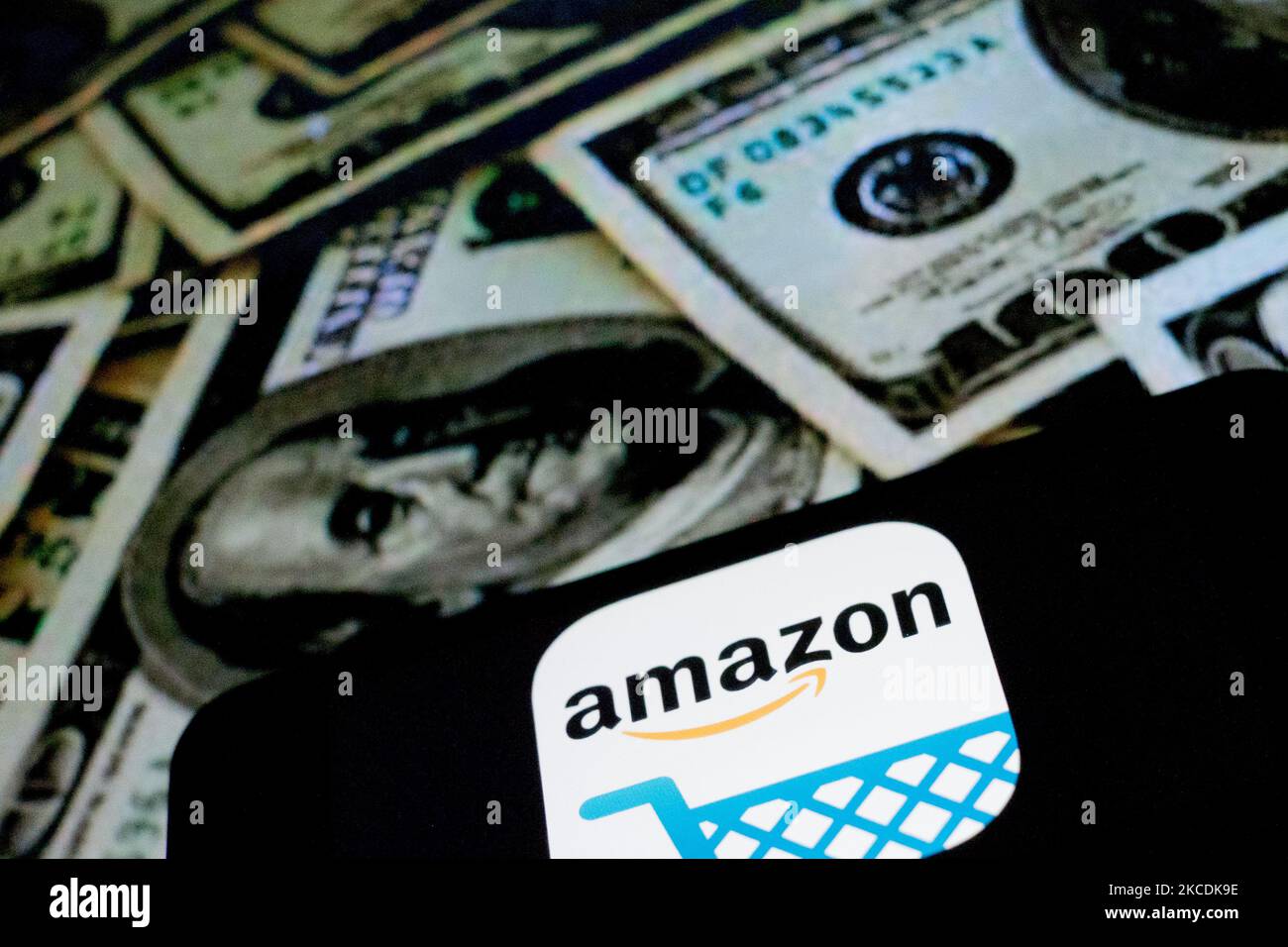 In dieser fotografischen Abbildung wird das Amazon-Logo auf dem Bildschirm eines Smartphones als Hintergrund für die Dollars auf einem Computermenschen am 29. April 2021 in Rom, Italien, angezeigt. (Foto von Andrea Ronchini/NurPhoto) Stockfoto