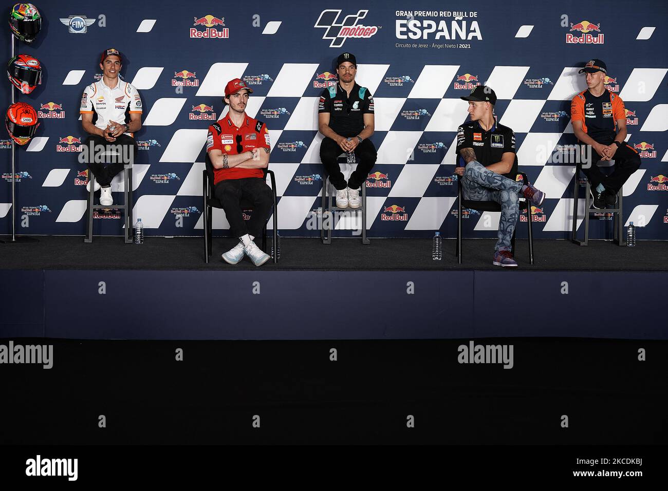 (L-R) Marc Marquez (93) aus Spanien und Repsol Honda Team, Francesco Bagnaia (63) aus Italien und Ducati Lenovo Team Ducati, Franco Morbidelli (21) aus Italien und Petronas Yamaha SRT, Fabio Quartararo (20) aus Frankreich und Monster Energy Yamaha MotoGP und Pedro Acosta (#37) aus Spanien und Red Bull KTM Ajo während der Pressekonferenz des Gran Premio Red Bull de España auf dem Circuito de Jerez - Angel Nieto am 29. April 2021 in Jerez de la Frontera, Spanien. (Foto von Jose Breton/Pics Action/NurPhoto) Stockfoto