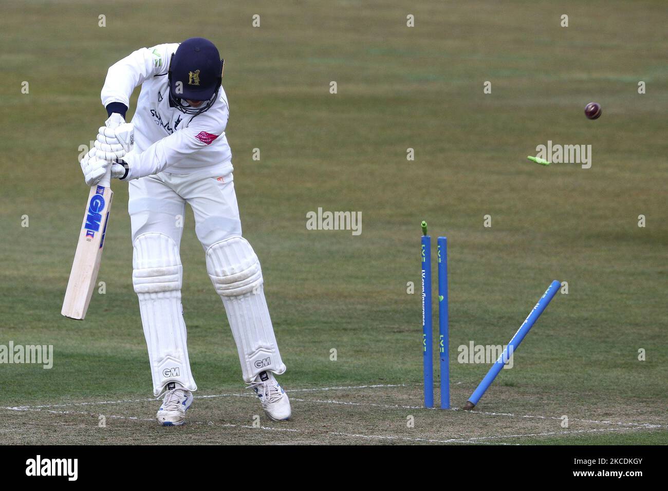 Robert Yates aus Warwickshire wird am 29.. April 2021 von Mark Wood aus Durham während des LV= County Championship-Spiels zwischen dem Durham County Cricket Club und dem Warwickshire County Cricket Club in Emirates Riverside, Chester le Street, England, geleitet. (Foto von Robert Smith/MI News/NurPhoto) Stockfoto