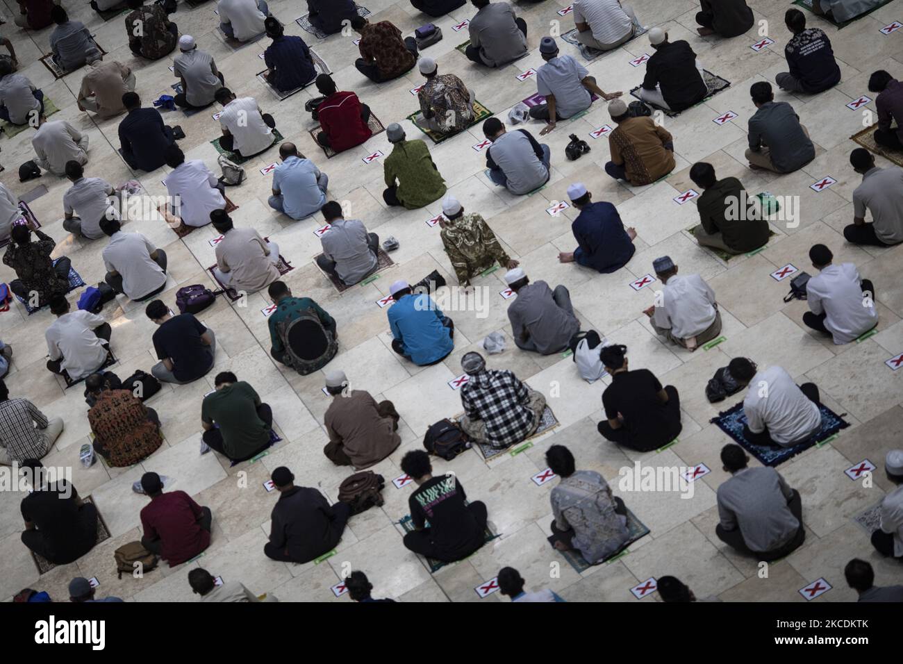 Am Freitag beten Muslime in der Istiqlal Moschee in Jakarta, Indonesien, 30. April 2021. Während des ramadan Mitte covid19 wurde die Pandemie-Moschee in Indonesien für die Öffentlichkeit geöffnet, wobei das Gesundheitsprotokoll angewendet wurde. (Foto von Donal Husni/NurPhoto) Stockfoto