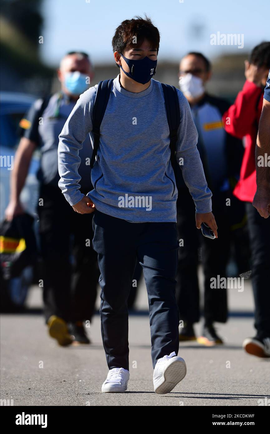 Yuki Tsunoda von der Scuderia Alpha Tauri Honda kommt am 30. April 2021 in der Autodromo Internacional do Algarve, Mexilhoeira Grande, Portimao, Algarve, Portugal vor Freitag zum freien Training des portugiesischen GP, der dritten Runde der Formel 1-Weltmeisterschaft. (Foto von Andrea Diodato/NurPhoto) Stockfoto