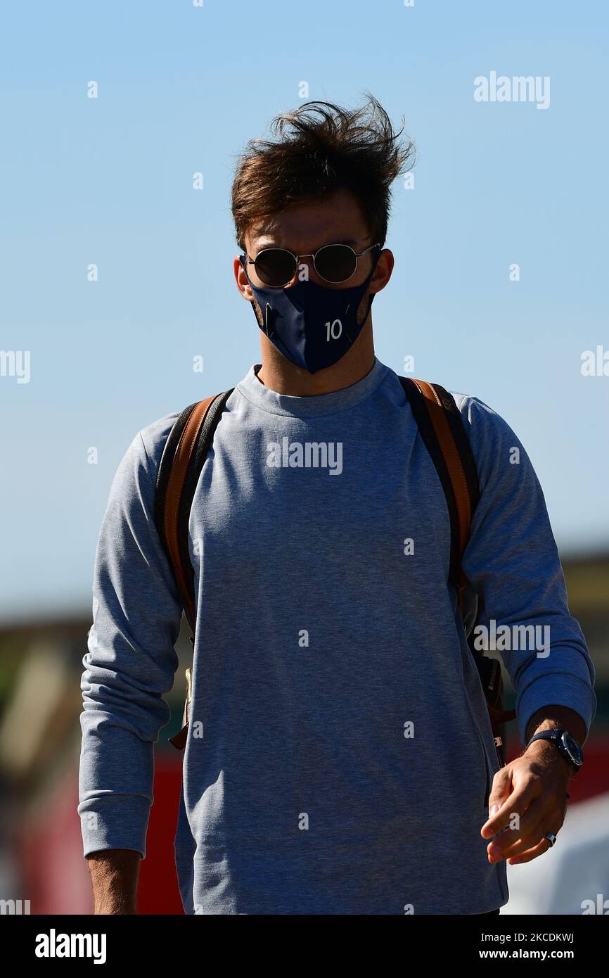 Pierre Gasly von der Scuderia Alpha Tauri Honda kommt am 30. April 2021 in der Autodromo Internacional do Algarve, Mexilhoeira Grande, Portimao, Algarve, Portugal vor Freitag zum freien Training des portugiesischen GP, der dritten Runde der Formel 1-Weltmeisterschaft. (Foto von Andrea Diodato/NurPhoto) Stockfoto