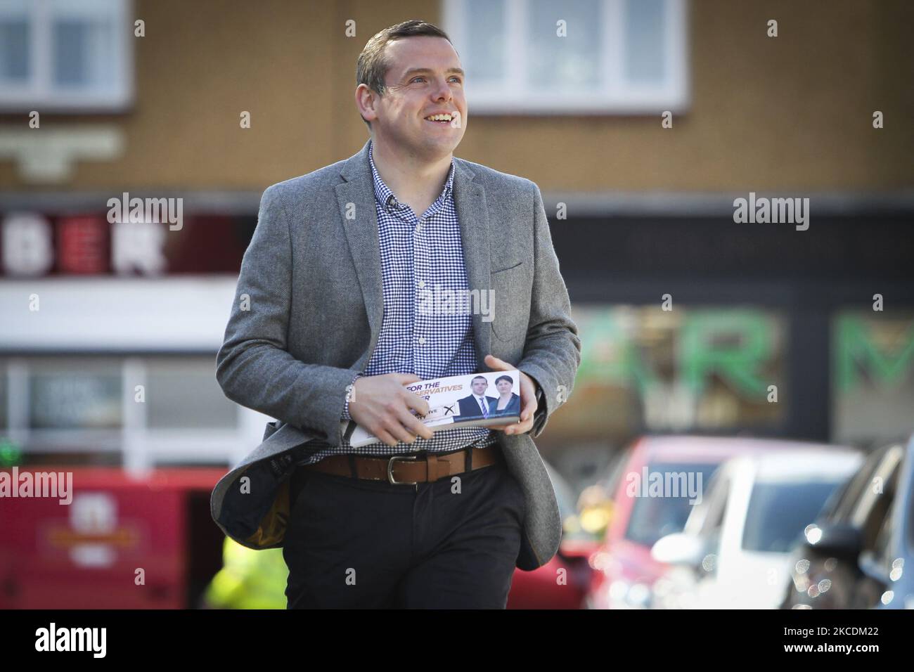 Douglas Ross, der Führer der schottischen Konservativen, geht am 30. April 2021 in Edinburgh, Schottland, auf die Straße, um Flugblätter in Gebieten um Girrhill zu erhalten. Schottland geht am 6.. Mai an die Pole, um 129 MSP ins schottische Parlament zu wählen. (Foto von Ewan Bootman/NurPhoto) Stockfoto