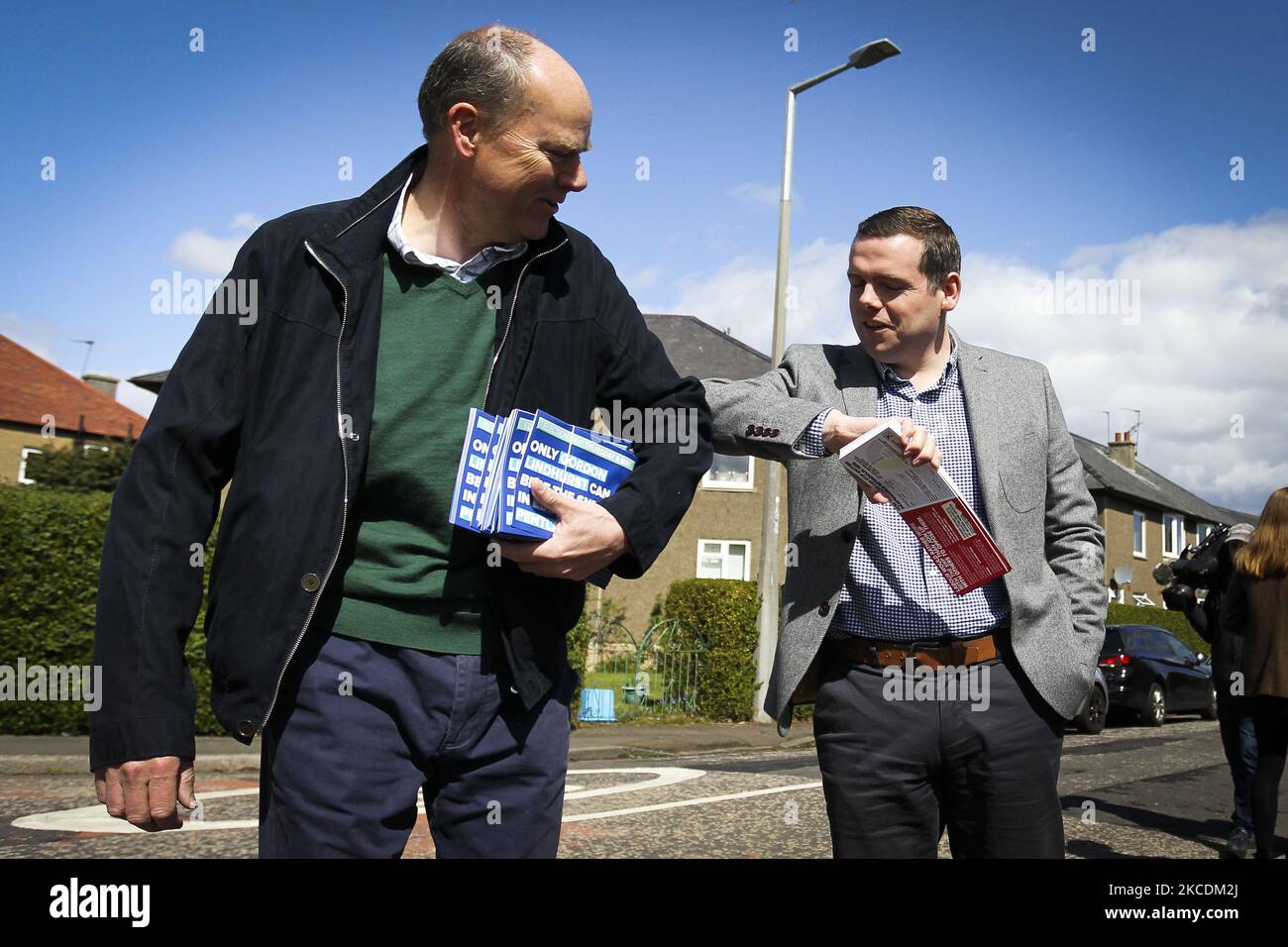 Douglas Ross, der Führer der schottischen Konservativen, geht am 30. April 2021 in Edinburgh, Schottland, auf die Straße, um Flugblätter in Gebieten um Girrhill zu erhalten. Schottland geht am 6.. Mai an die Pole, um 129 MSP ins schottische Parlament zu wählen. (Foto von Ewan Bootman/NurPhoto) Stockfoto