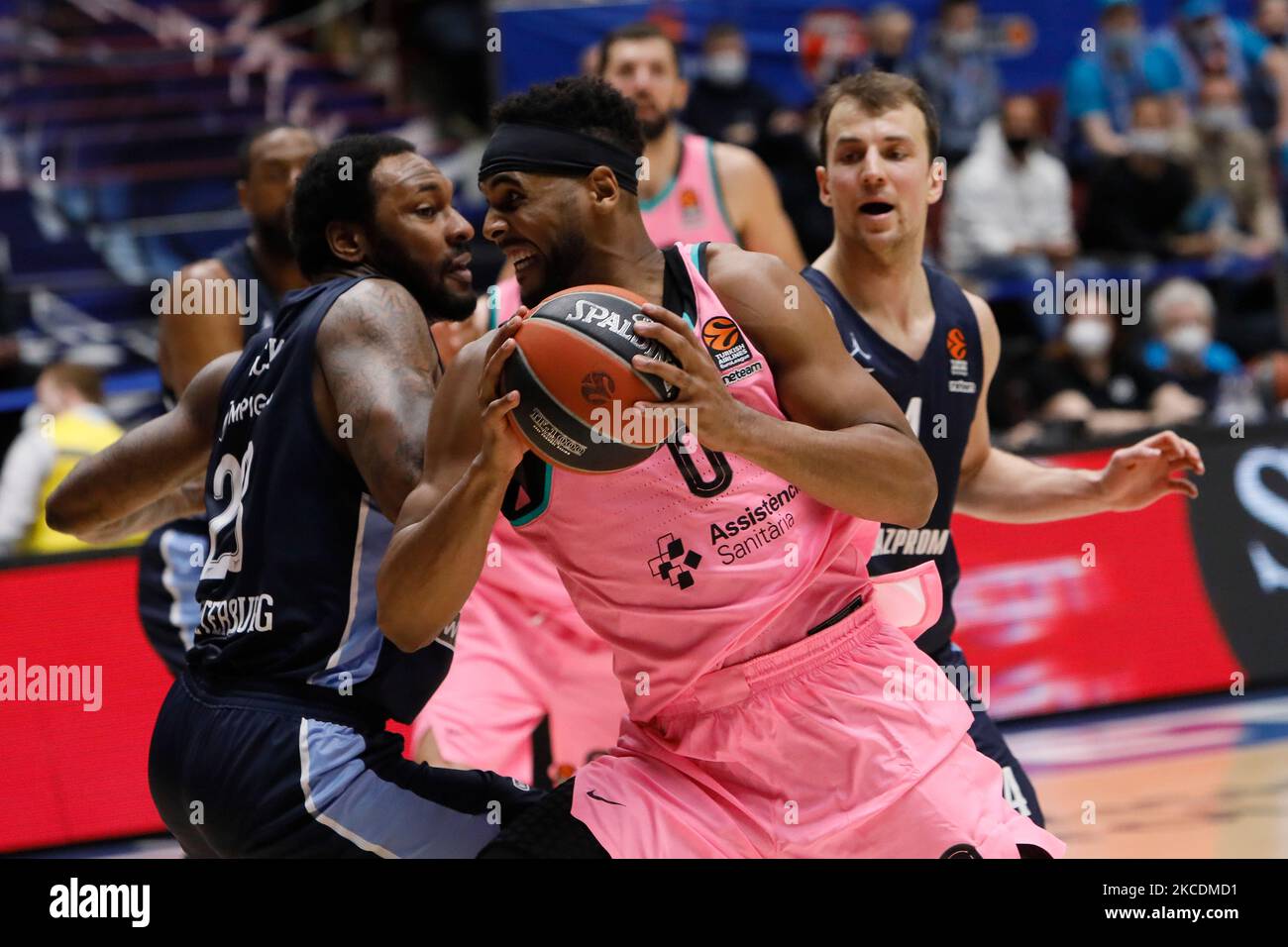 Brandon Davies (C) vom FC Barcelona im Einsatz gegen Tarik Black (L) und Kevin Pangos von Zenit St. Petersburg während des 2020/2021 Turkish Airlines Euroleague Play Off Game 4 zwischen Zenit St. Petersburg und dem FC Barcelona am 30. April 2021 in der Sibur Arena in Sankt Petersburg, Russland. (Foto von Mike Kireev/NurPhoto) Stockfoto