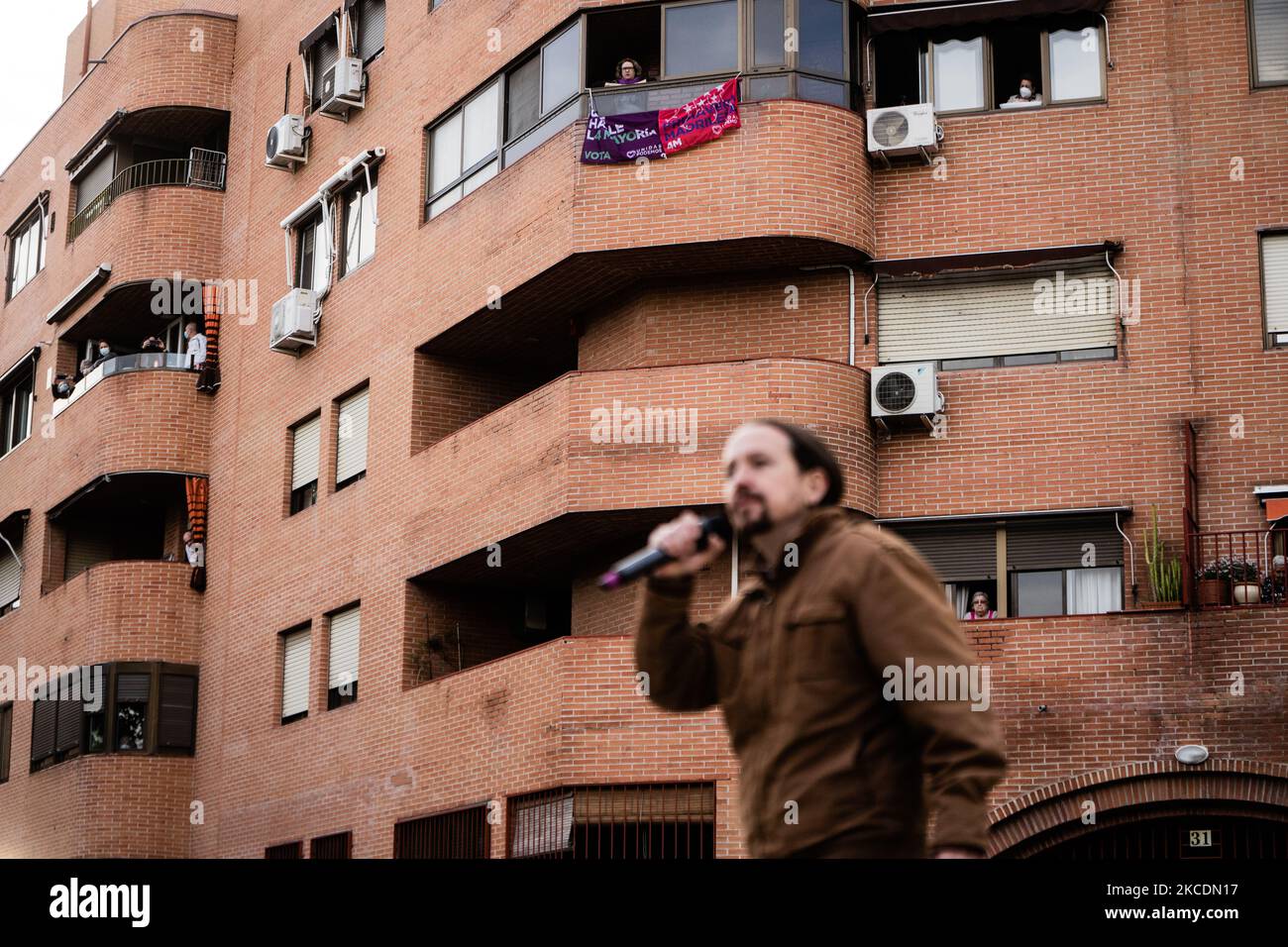 Pablo Iglesias Kandidat für das Präsidentenamt der Gemeinschaft Madrid und ehemaliger zweiter Vizepräsident der spanischen Regierung beim Wahlakt von Unidas Podemos für die Wahlen in Madrid am 4. Mai. Auf dem Foto sehen Sie Nachbarn, die sich aus den Balkonen lehnen, um den Kandidaten zu unterstützen, auf denselben Balkonen, während des VOX-Wahlkampfs hingen die Nachbarn Transparente gegen die rechtsextreme Partei. Auf der Plaza Roja von Vallecas, Madrid, Spanien, 30. April 2021. (Foto von Jon Imanol Reino/NurPhoto) Stockfoto