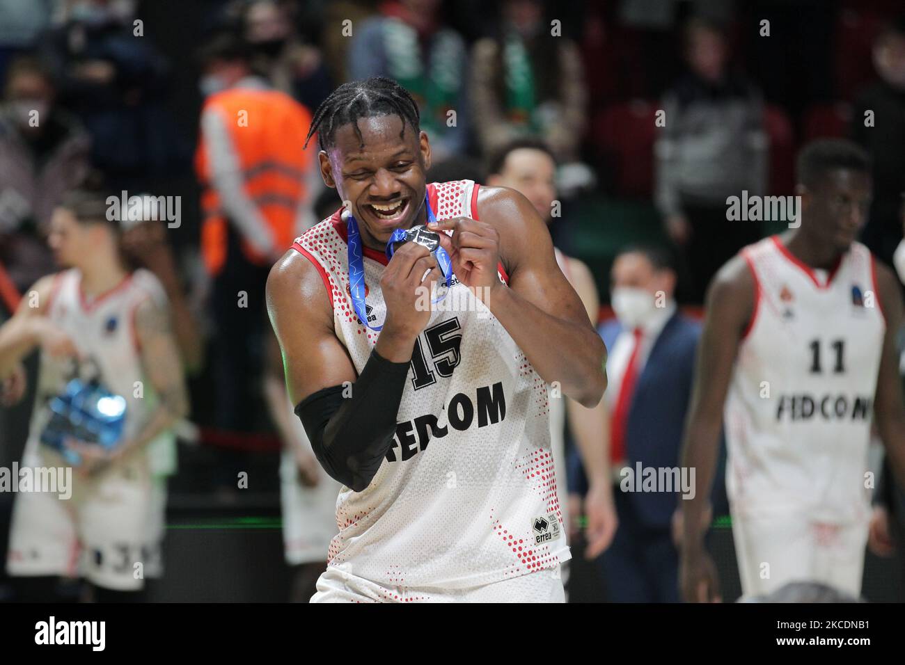 Wilfried Yeguete von AS Monaco feiert am 30. April 7days 2021 in Kazan, Russland, nach dem EuroCup-Basketballfinalspiel 2 zwischen UNICS Kazan und AS Monaco. (Foto von Alexey Nasyrov/NurPhoto) Stockfoto