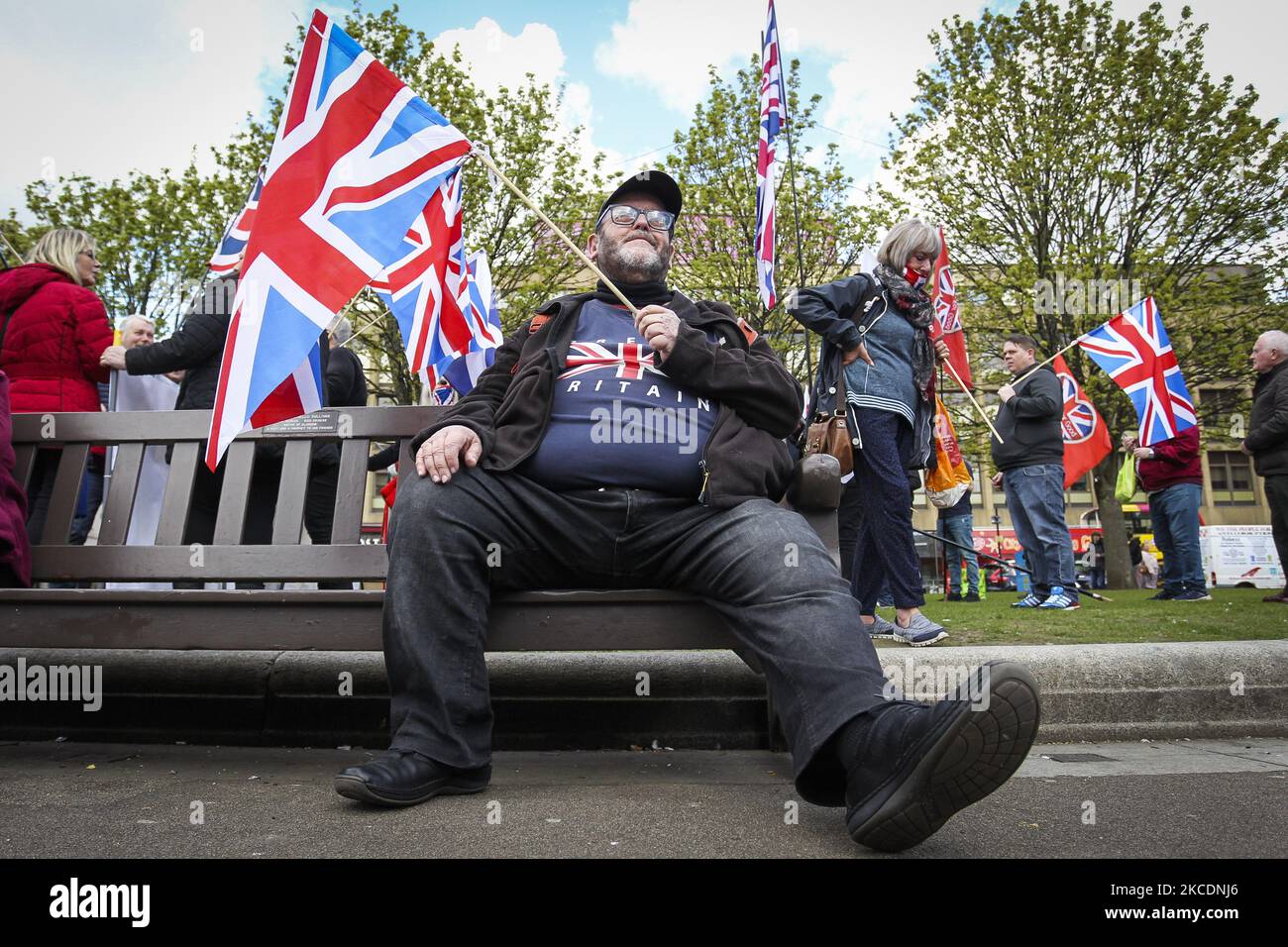 Pro-gewerkschaftliche Demonstranten protestieren gegen eine „All Under One“-Banneraktion der Indy Ref2 am 1. Mai 2021 auf dem George Square in Glasgow, Schottland. Das Ziel der Organisatoren ist es, unabhängige Aktivisten in ganz Schottland durch die Organisation von Märschen und Kundgebungen zu vereinen, die zuvor in Edinburgh, Dumfries und Dundee größere Kundgebungen abgehalten haben. (Foto von Ewan Bootman/NurPhoto) Stockfoto