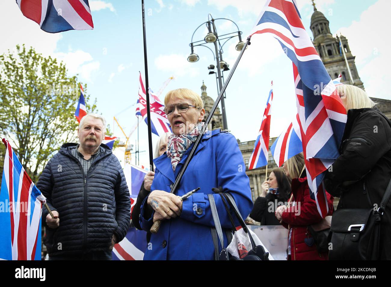 Pro-gewerkschaftliche Demonstranten protestieren gegen eine „All Under One“-Banneraktion der Indy Ref2 am 1. Mai 2021 auf dem George Square in Glasgow, Schottland. Das Ziel der Organisatoren ist es, unabhängige Aktivisten in ganz Schottland durch die Organisation von Märschen und Kundgebungen zu vereinen, die zuvor in Edinburgh, Dumfries und Dundee größere Kundgebungen abgehalten haben. (Foto von Ewan Bootman/NurPhoto) Stockfoto