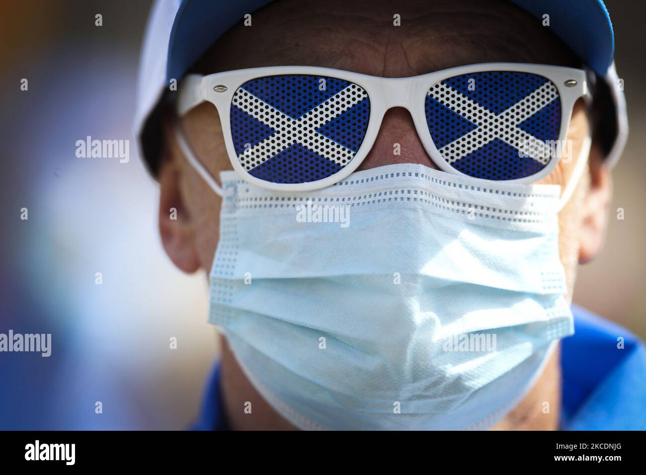 Alle unter einem Banner Mitglieder nehmen an einer statischen Indy Ref2 Kundgebung am George Square am 1. Mai 2021 in Glasgow, Schottland, Teil. Das Ziel der Organisatoren ist es, unabhängige Aktivisten in ganz Schottland durch die Organisation von Märschen und Kundgebungen zu vereinen, die zuvor in Edinburgh, Dumfries und Dundee größere Kundgebungen abgehalten haben. (Foto von Ewan Bootman/NurPhoto) Stockfoto