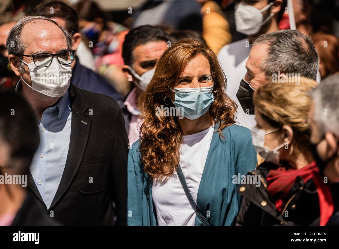 Ángel Gabilondo (PSOE) und Monica García (MM) kandidieren bei den Wahlen 4M für die Präsidentschaft der Gemeinschaft Madrid, (L-R) bei der Arbeitertagsdemonstration, die von den Gewerkschaften aufgerufen wurde. In Madrid, Spanien, am 1. Mai 2021. (Foto von Jon Imanol Reino/NurPhoto) Stockfoto