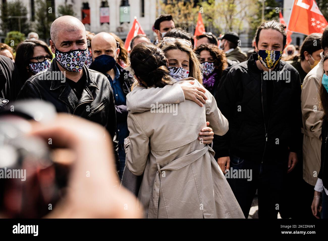 Die dritte Vizepräsidentin und Arbeitsministerin, Yolanda Díaz, begrüßt die Ministerin für Gleichberechtigung, Irene Montero, bei der von den Gewerkschaften einberufen Arbeiterdemonstration. In Madrid, Spanien, am 1. Mai 2021. (Foto von Jon Imanol Reino/NurPhoto) Stockfoto