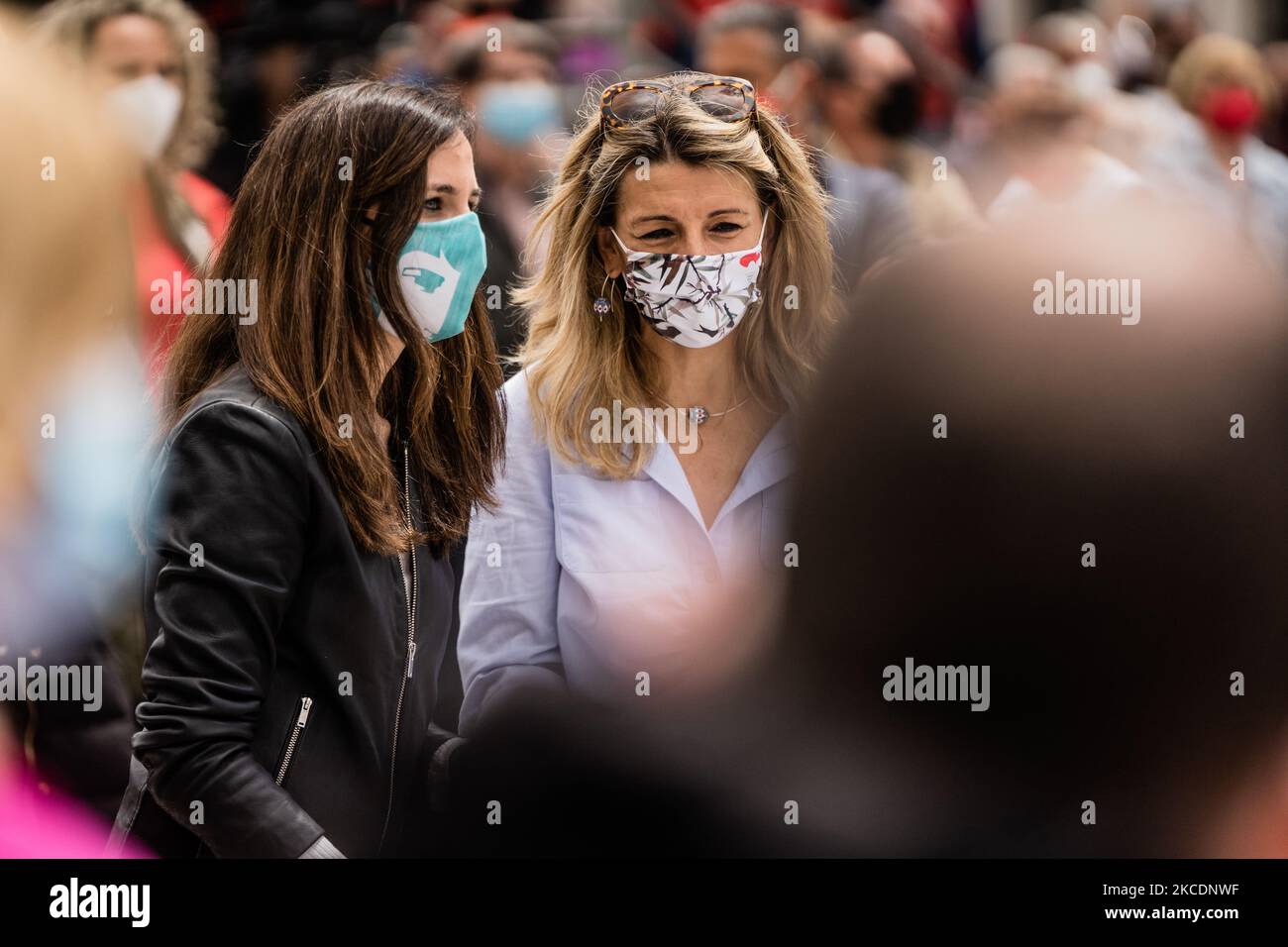 Yolanda Díaz dritte Vizepräsidentin und Arbeitsministerin und Ione Belarra Ministerin für soziale Rechte und Agenda 2030 bei der Arbeitstags-Demonstration, die die Gewerkschaften am 1. Mai 2021 in Madrid, Spanien, einberufen haben. (Foto von Jon Imanol Reino/NurPhoto) Stockfoto