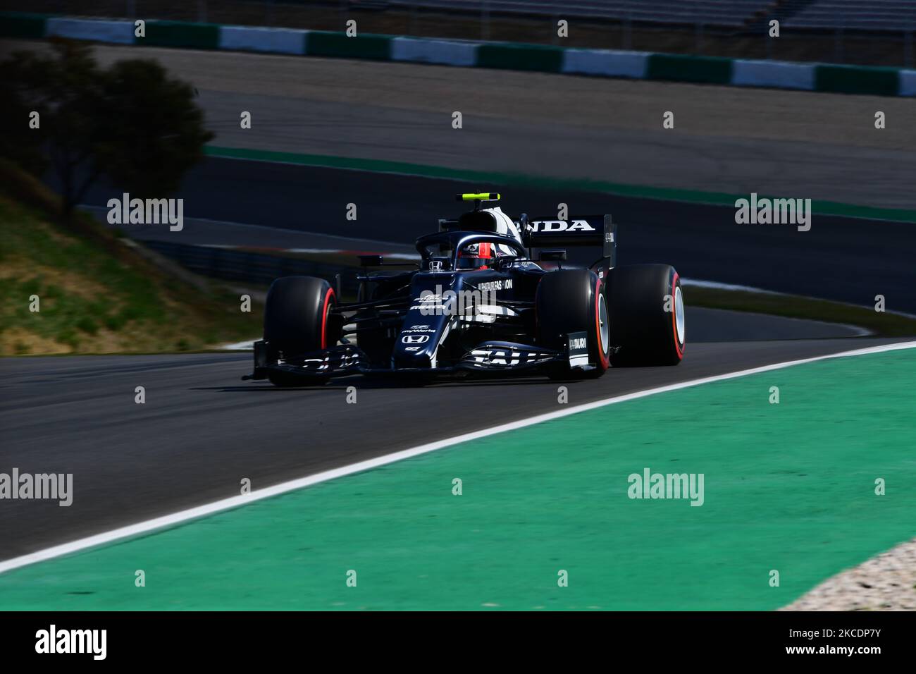 Pierre Gasly von der Scuderia Alpha Tauri Honda fährt seinen AT02-Sitzer während des Qualifyings des portugiesischen GP, dem dritten Lauf der Formel-1-Weltmeisterschaft im Autodromo Internacional do Algarve, Mexilhoeira Grande, Portimao, Algarve, 1. Mai 2021 (Foto: Andrea Diodato/NurPhoto) Stockfoto
